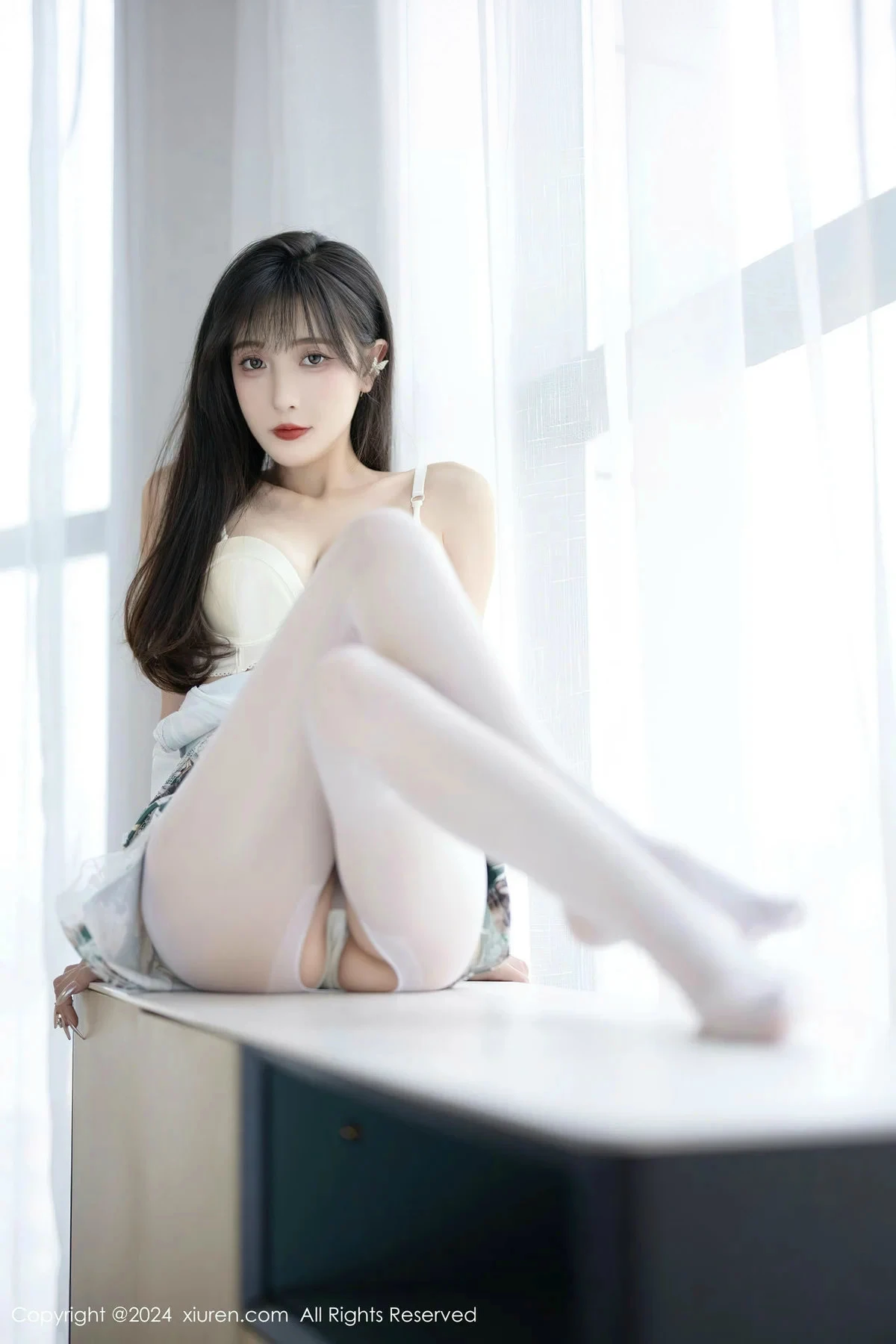 [[XiuRen秀人网]秀人网]No.8231_模特林星阑性感花色旗袍露白色内衣配开档白丝秀美腿诱惑写真84P