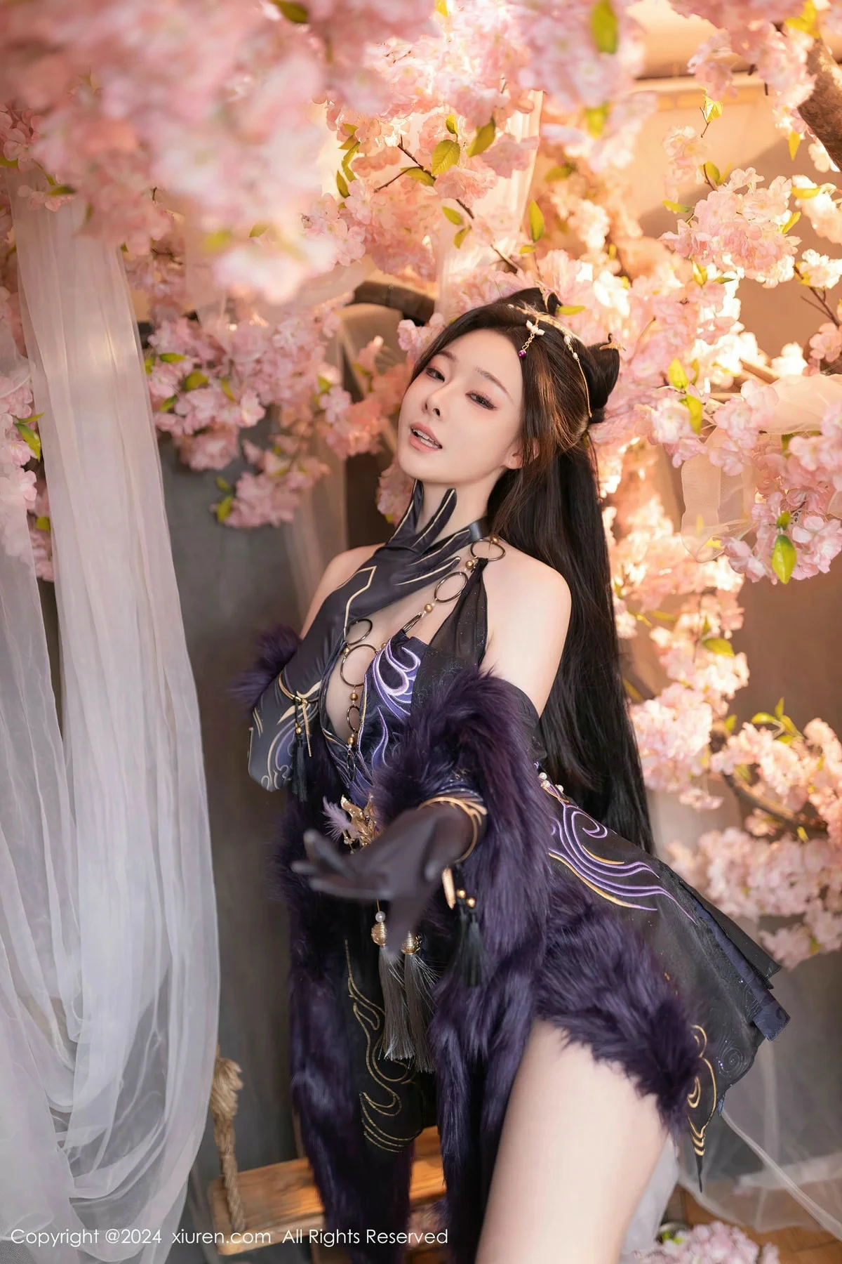 [[XiuRen秀人网]秀人网]No.8232_模特小逗逗性感紫色情趣旗袍服饰半脱秀曼妙身姿惹火诱惑写真80P