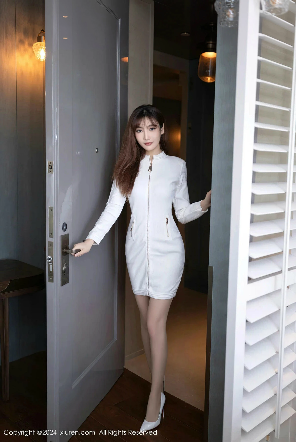 [[XiuRen秀人网]秀人网]No.8233_模特陆萱萱白色上衣露银色内衣配超薄肉丝秀柔美身姿诱惑写真80P