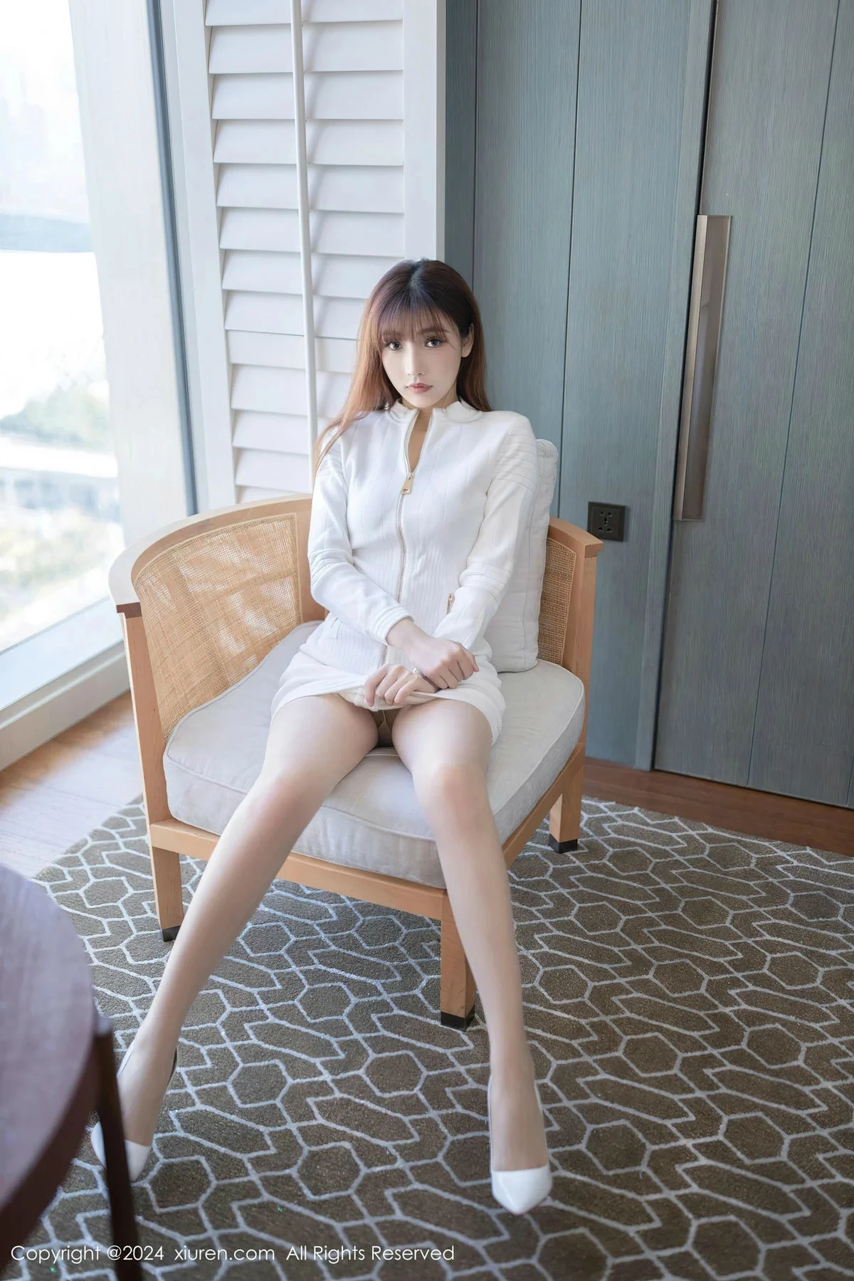 [[XiuRen秀人网]秀人网]No.8233_模特陆萱萱白色上衣露银色内衣配超薄肉丝秀柔美身姿诱惑写真80P