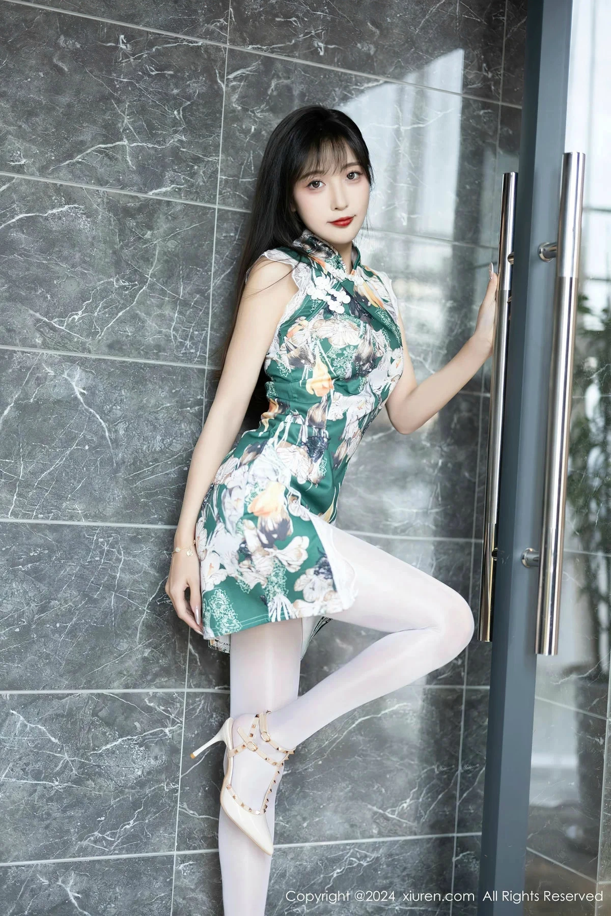 [[XiuRen秀人网]秀人网]No.8231_模特林星阑性感花色旗袍露白色内衣配开档白丝秀美腿诱惑写真84P