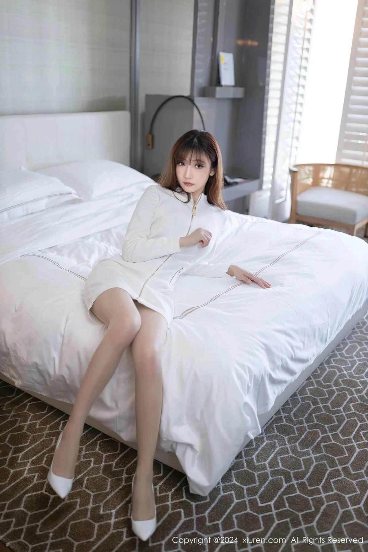 [[XiuRen秀人网]秀人网]No.8233_模特陆萱萱白色上衣露银色内衣配超薄肉丝秀柔美身姿诱惑写真80P