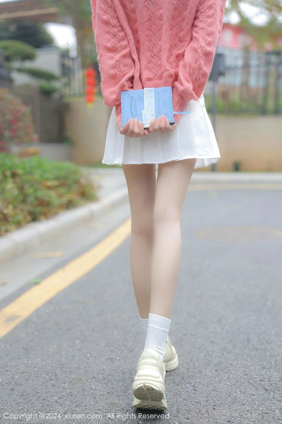 [[XiuRen秀人网]秀人网]No.8241_模特桃妖夭外拍场景性感粉色服饰露粉色内衣秀曼妙身姿诱惑写真103P