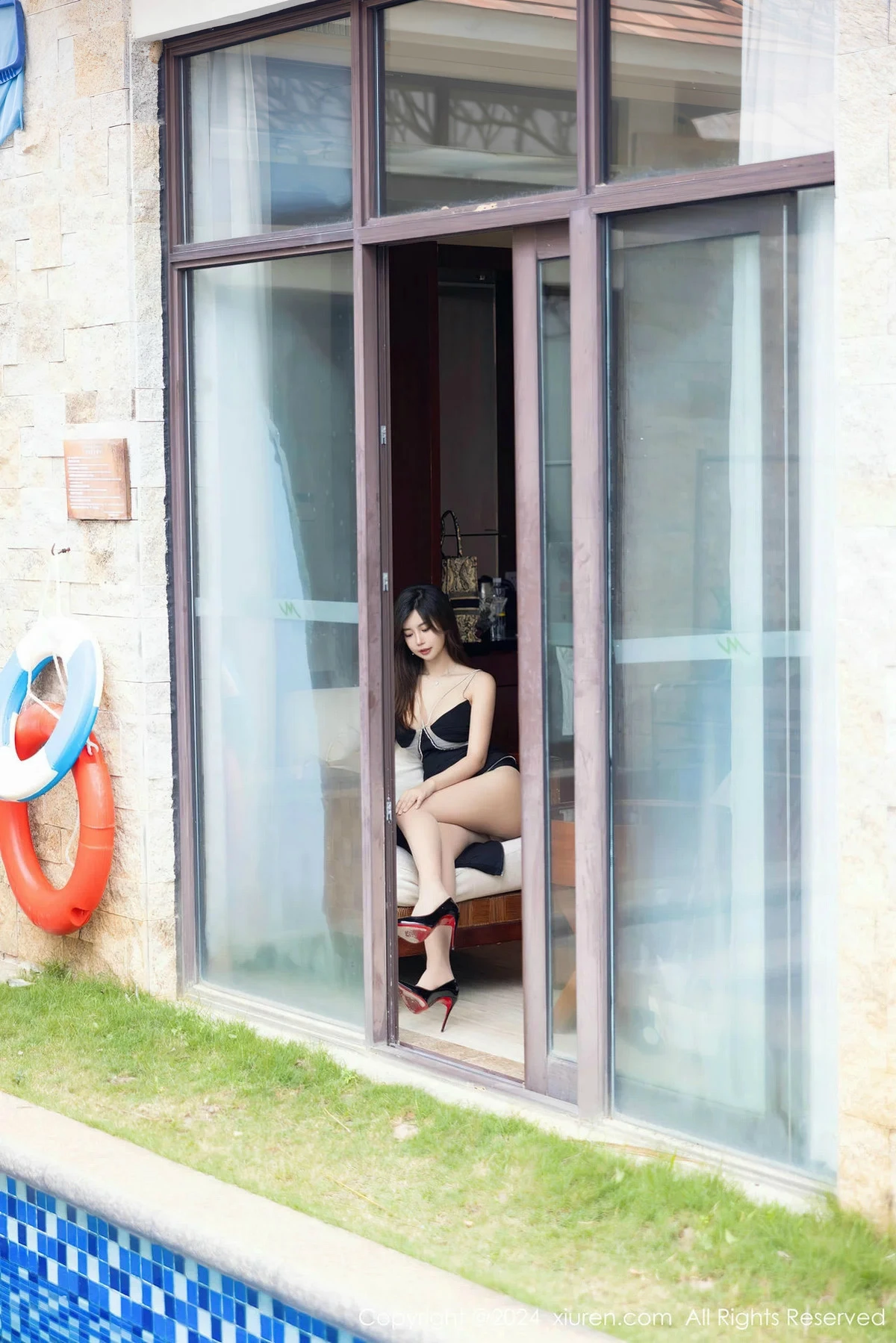 [[XiuRen秀人网]秀人网]No.8235_女神绮里嘉ula性感黑色吊带裙配超薄肉丝秀曼妙身姿惹火诱惑写真95P