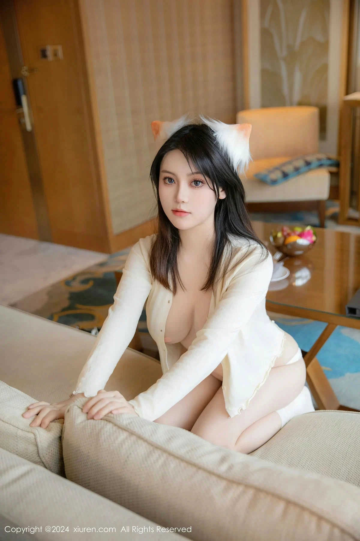 [[XiuRen秀人网]秀人网]No.8243_模特豆瓣酱澳门旅拍性感狐狸装扮淡黄色服饰秀惹火身材诱惑写真88P