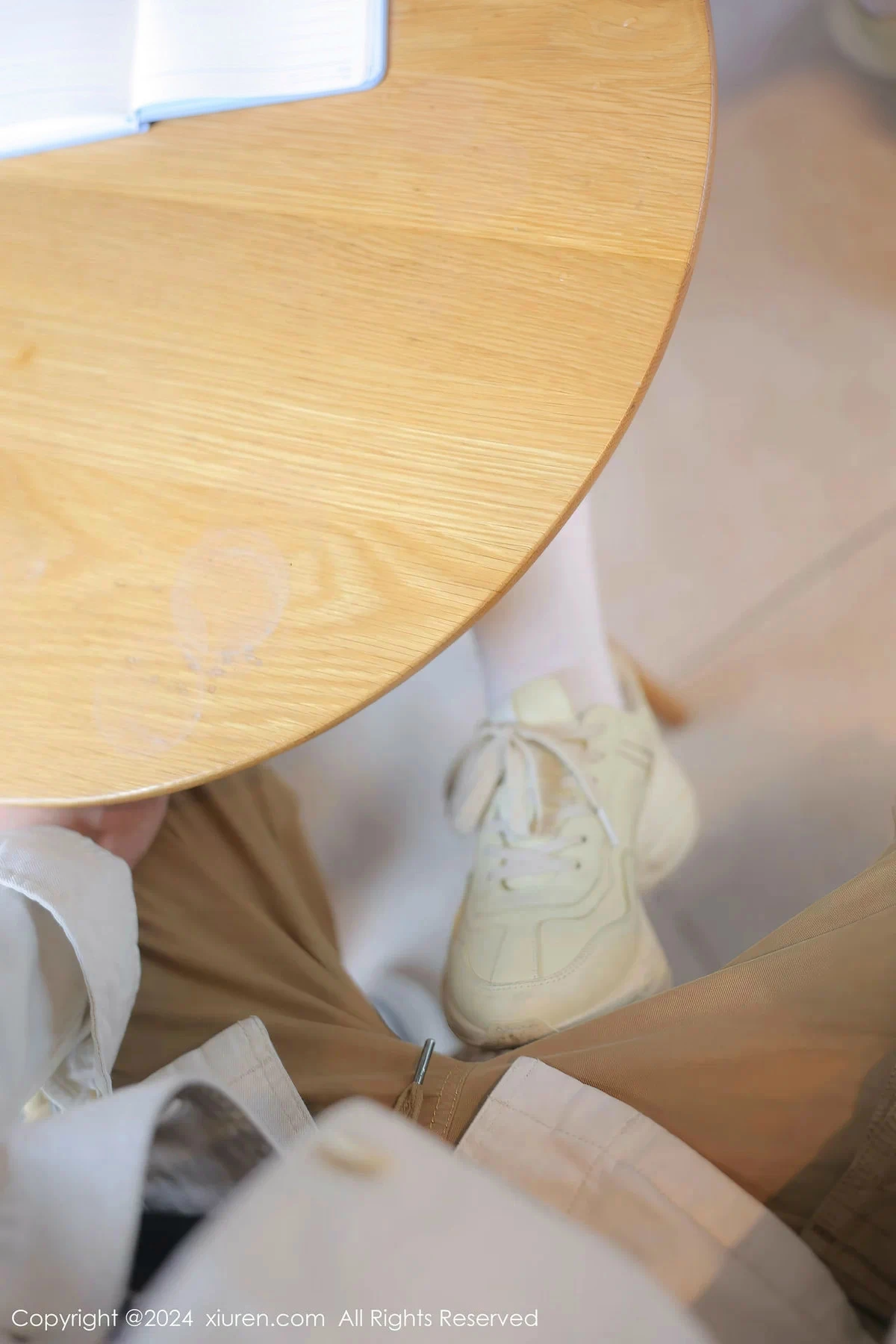 [[XiuRen秀人网]秀人网]No.8241_模特桃妖夭外拍场景性感粉色服饰露粉色内衣秀曼妙身姿诱惑写真103P