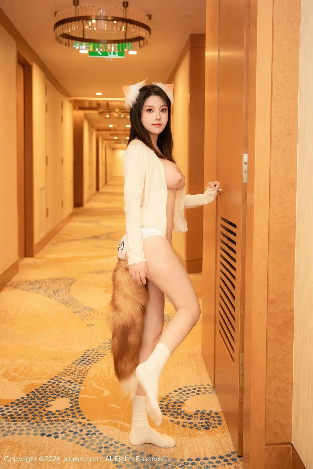 [[XiuRen秀人网]秀人网]No.8243_模特豆瓣酱澳门旅拍性感狐狸装扮淡黄色服饰秀惹火身材诱惑写真88P