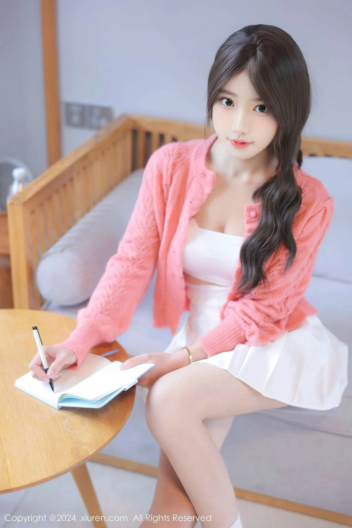 [[XiuRen秀人网]秀人网]No.8241_模特桃妖夭外拍场景性感粉色服饰露粉色内衣秀曼妙身姿诱惑写真103P