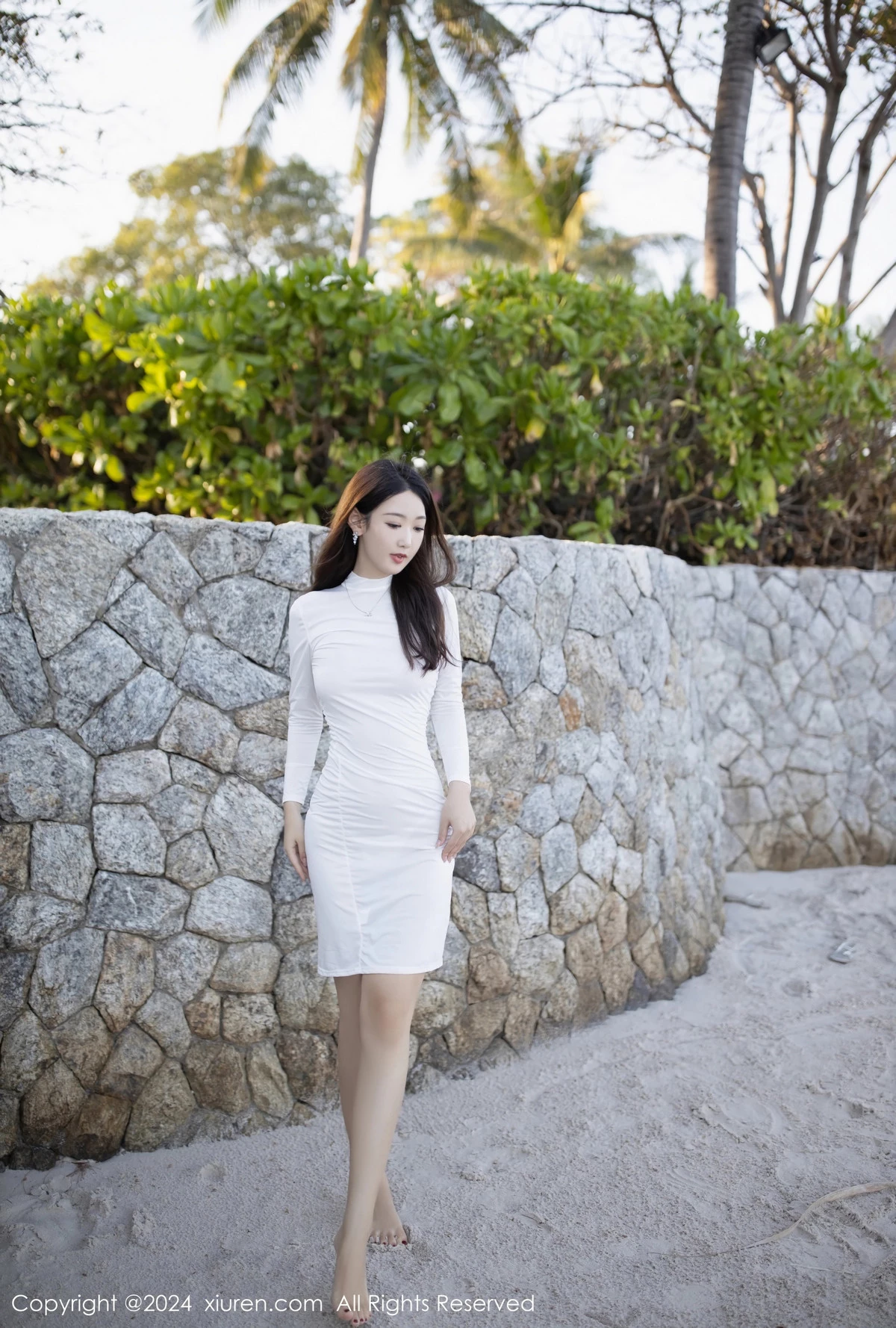 [[XiuRen秀人网]秀人网]No.8110_模特唐安琪沙滩场景性感白色连衣短裙配白丝吊袜完美诱惑写真79P