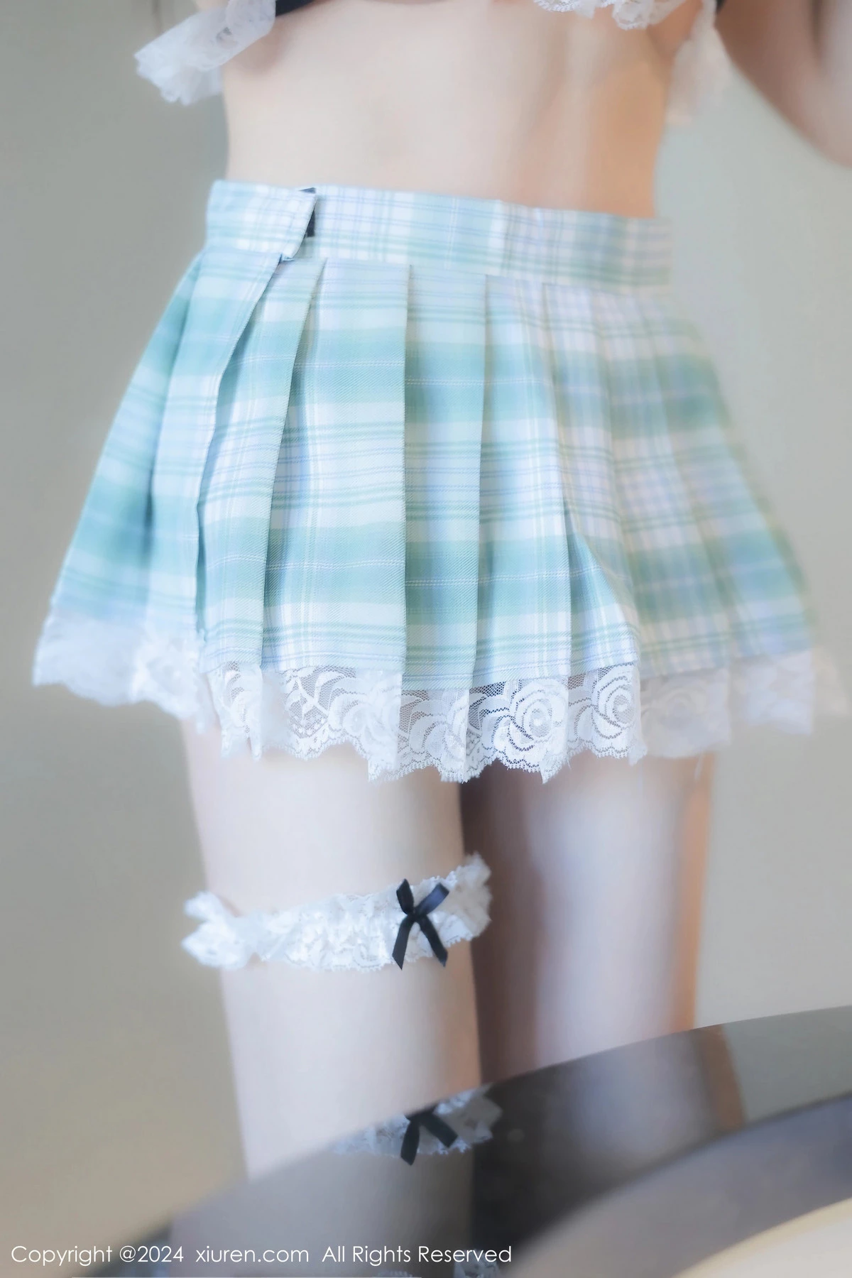 [[XiuRen秀人网]秀人网]No.8108_模特林幼一性感情趣内衣配蓝白格子裙露白丝袜秀美腿诱惑写真75P
