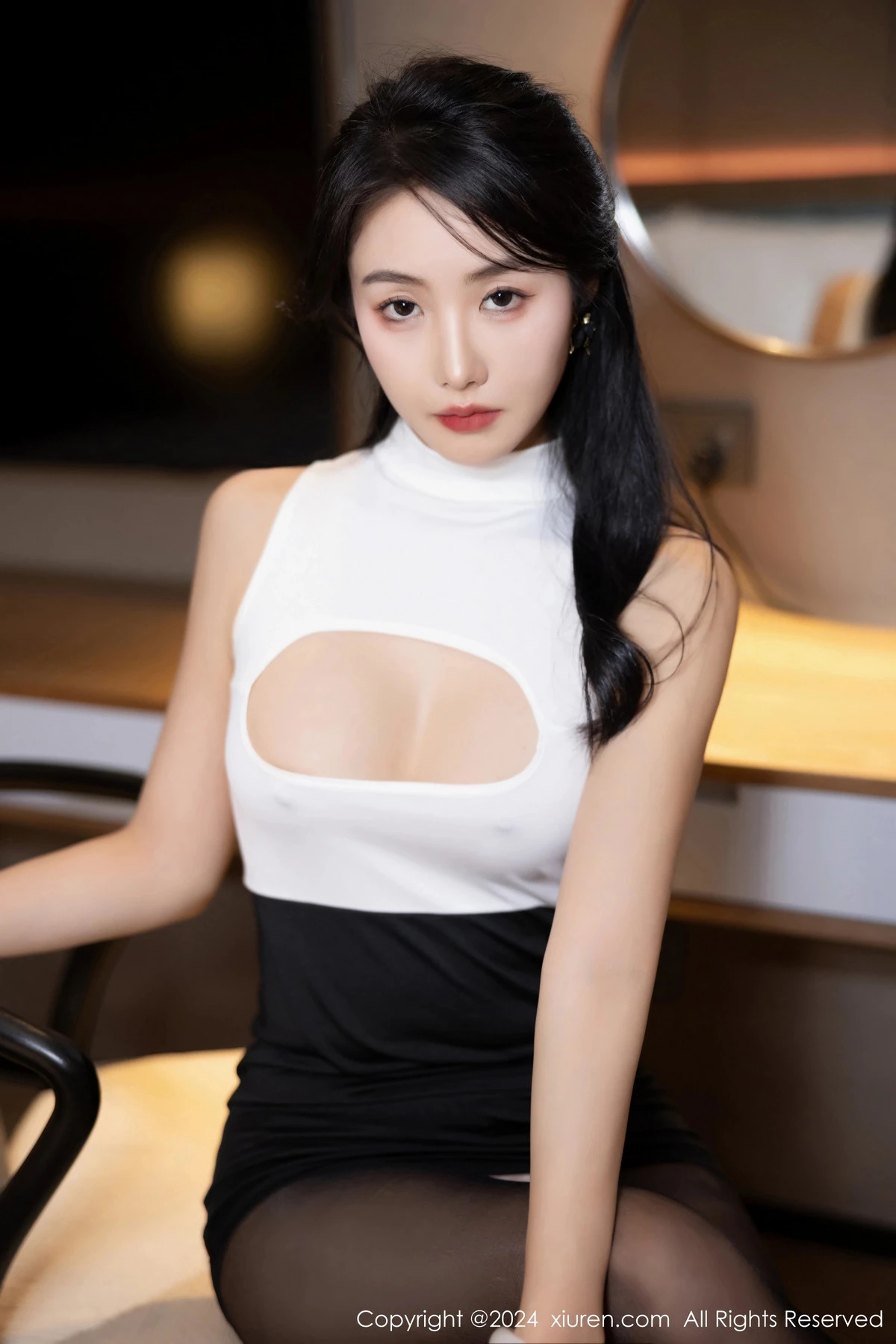 [[XiuRen秀人网]秀人网]No.8107_模特苏苏阿性感白色上衣配黑短裙露开档黑丝秀曼妙身姿诱惑写真82P