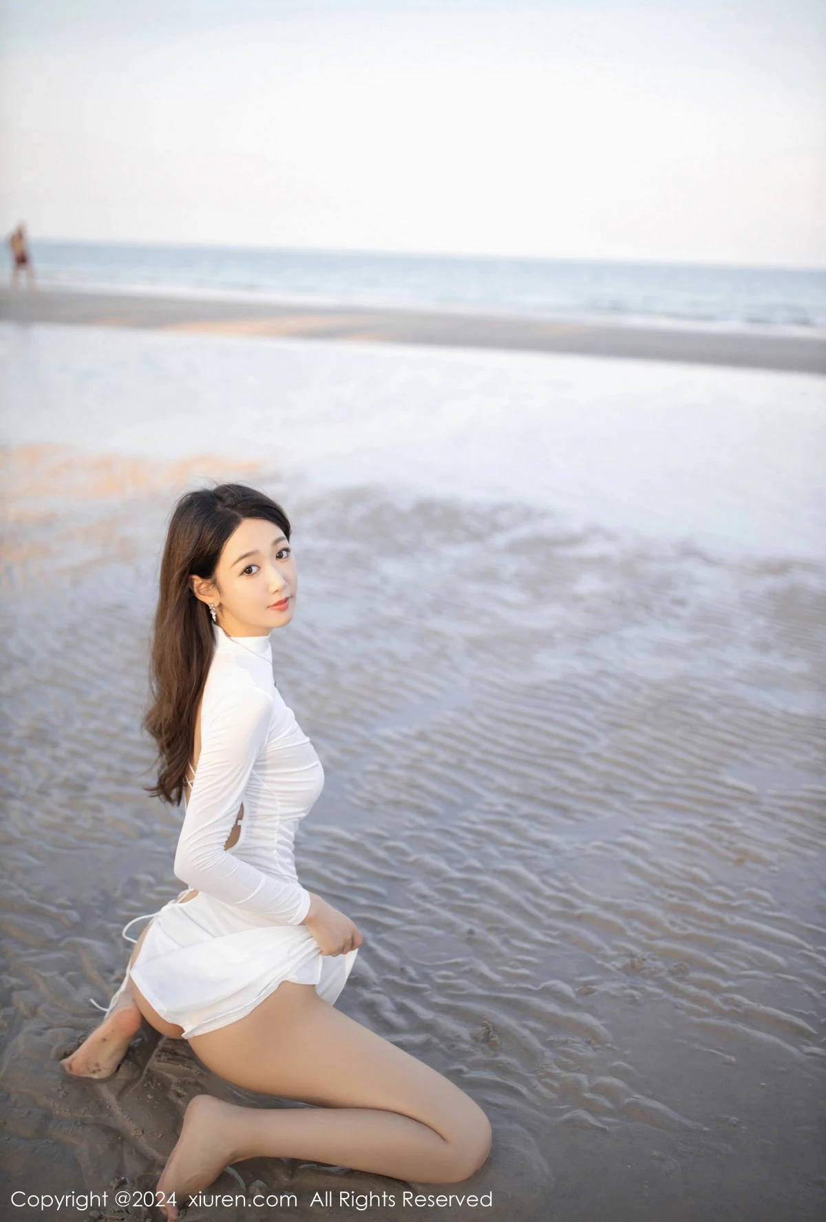 [[XiuRen秀人网]秀人网]No.8110_模特唐安琪沙滩场景性感白色连衣短裙配白丝吊袜完美诱惑写真79P