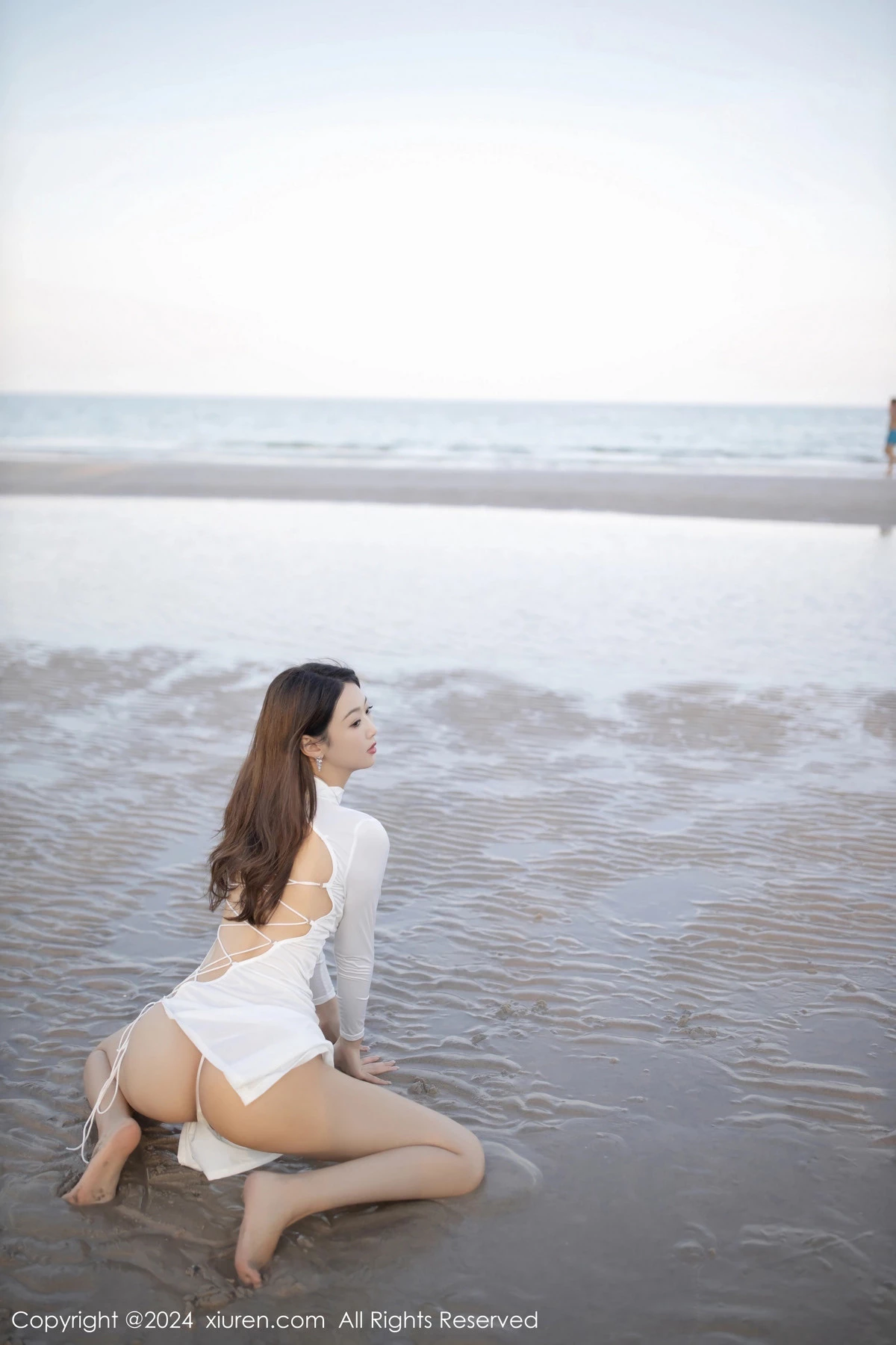 [[XiuRen秀人网]秀人网]No.8110_模特唐安琪沙滩场景性感白色连衣短裙配白丝吊袜完美诱惑写真79P