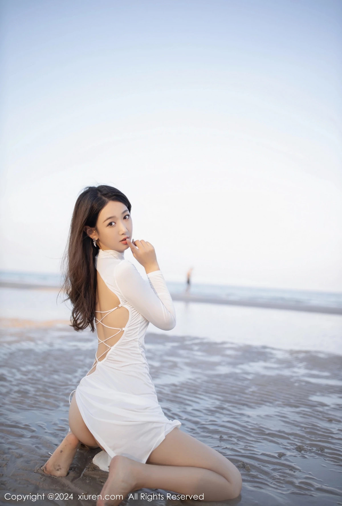[[XiuRen秀人网]秀人网]No.8110_模特唐安琪沙滩场景性感白色连衣短裙配白丝吊袜完美诱惑写真79P