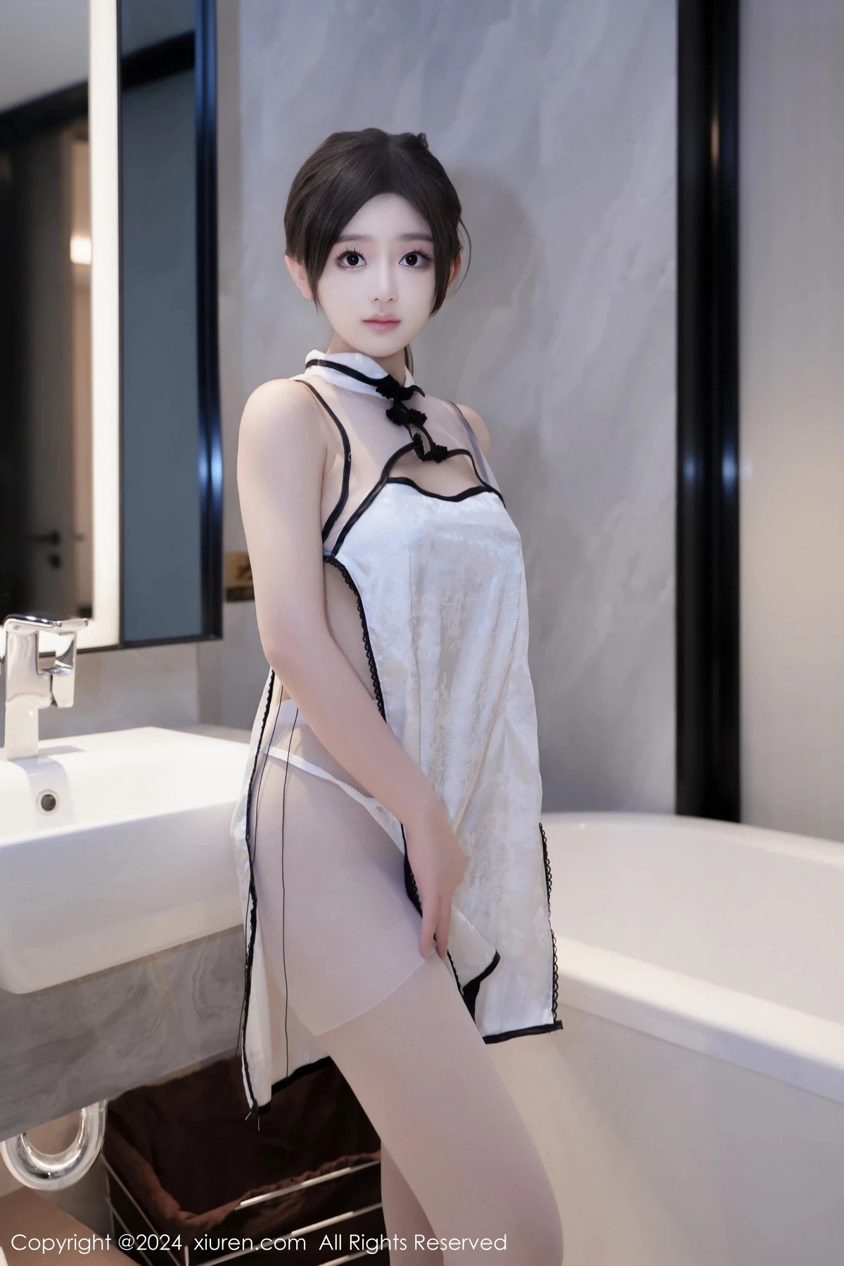 [[XiuRen秀人网]秀人网]No.8104_模特奶茶味的包子性感白色情趣旗袍配超薄无内白丝极致诱惑写真80P