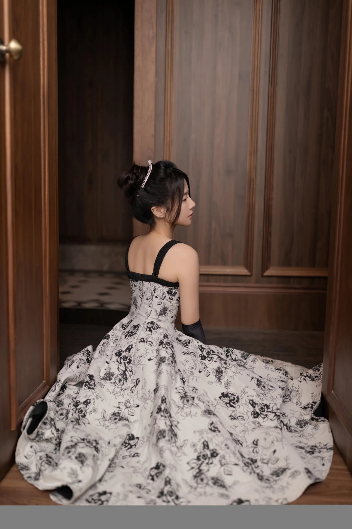 [[XiuRen秀人网]秀人网]No.8109_模特鱼子酱Fish生日主题性感灰色连衣长裙秀曼妙身姿诱惑写真80P