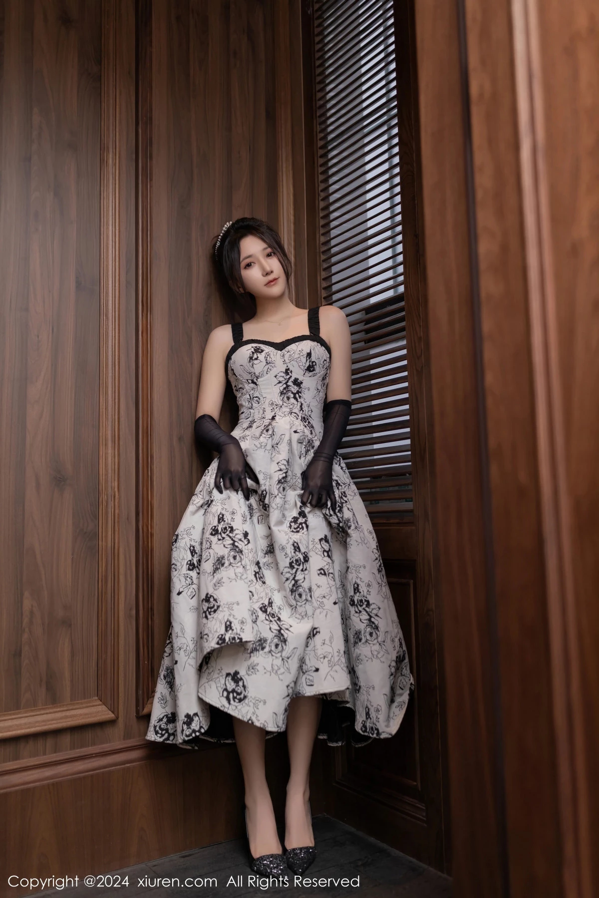 [[XiuRen秀人网]秀人网]No.8109_模特鱼子酱Fish生日主题性感灰色连衣长裙秀曼妙身姿诱惑写真80P