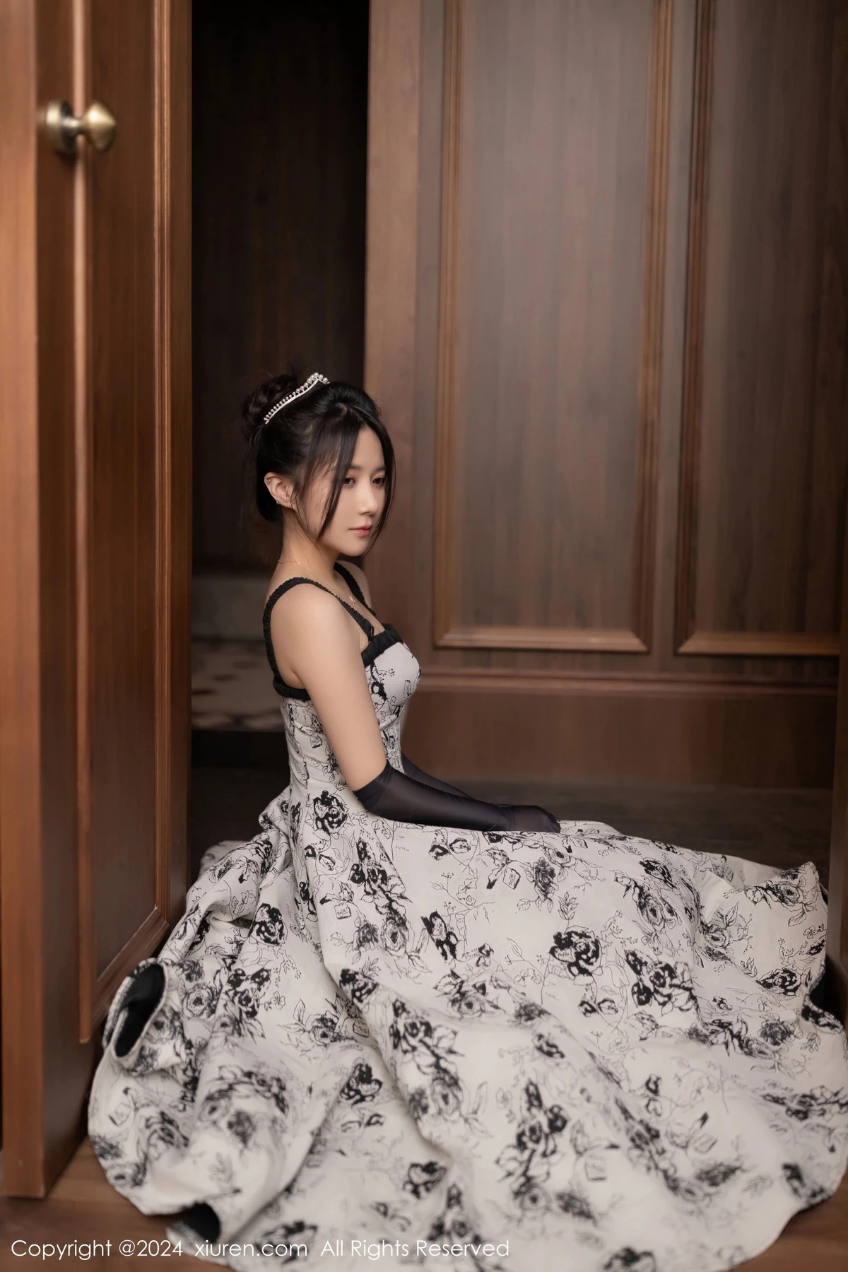 [[XiuRen秀人网]秀人网]No.8109_模特鱼子酱Fish生日主题性感灰色连衣长裙秀曼妙身姿诱惑写真80P