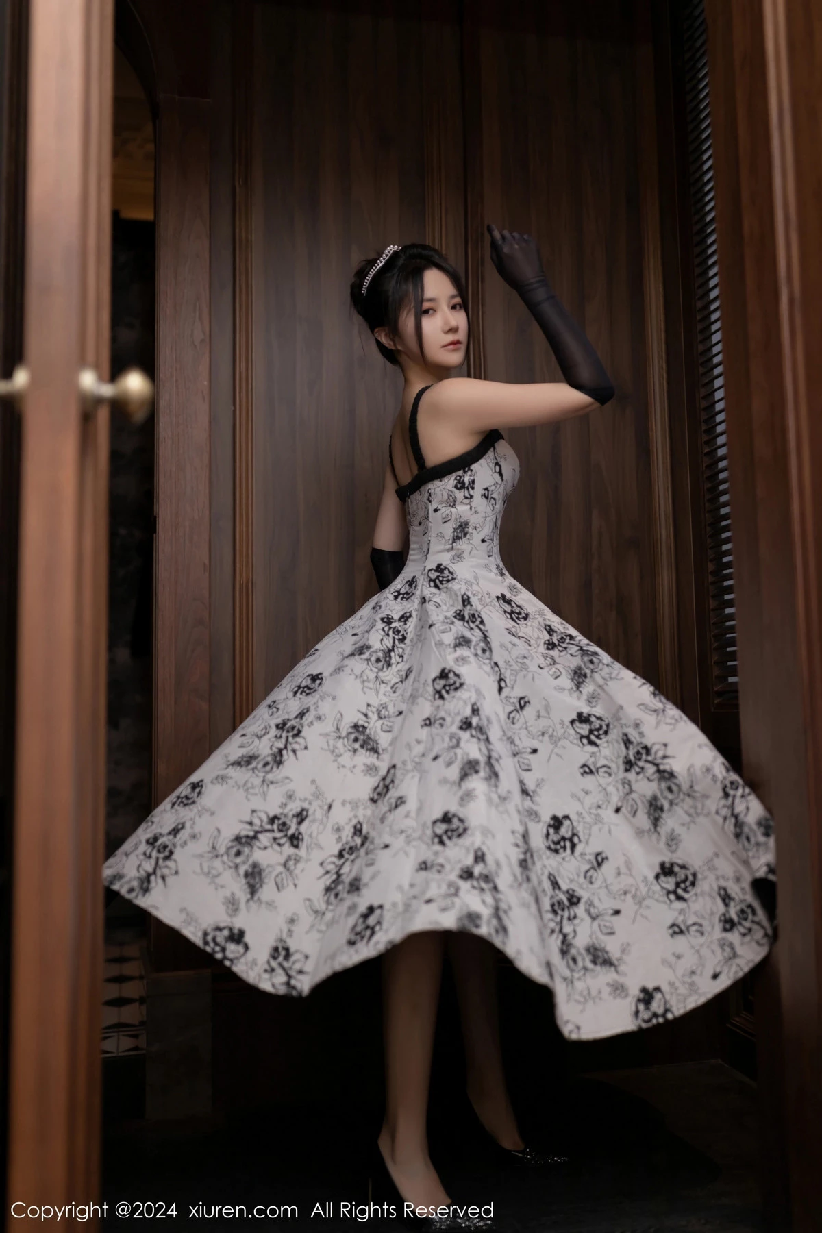 [[XiuRen秀人网]秀人网]No.8109_模特鱼子酱Fish生日主题性感灰色连衣长裙秀曼妙身姿诱惑写真80P