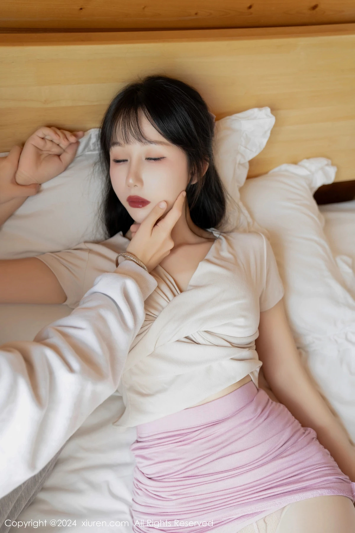 [[XiuRen秀人网]秀人网]No.8112_模特波巧酱家庭教师主题性感白T配粉色短裙秀完美身材诱惑写真85P