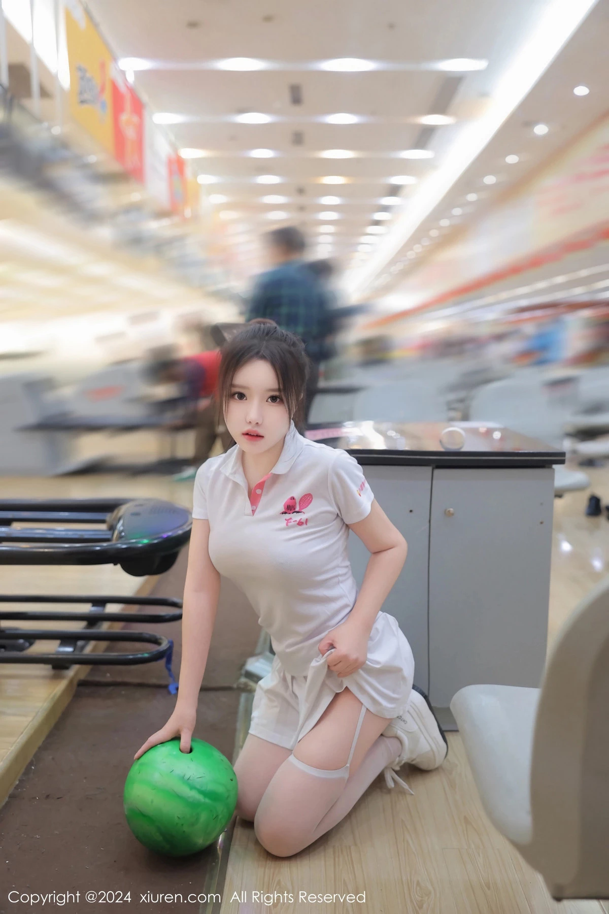 [[XiuRen秀人网]秀人网]No.8118_模特小薯条nienie球馆场景性感运动短裙套装秀丰腴身材诱惑写真80P