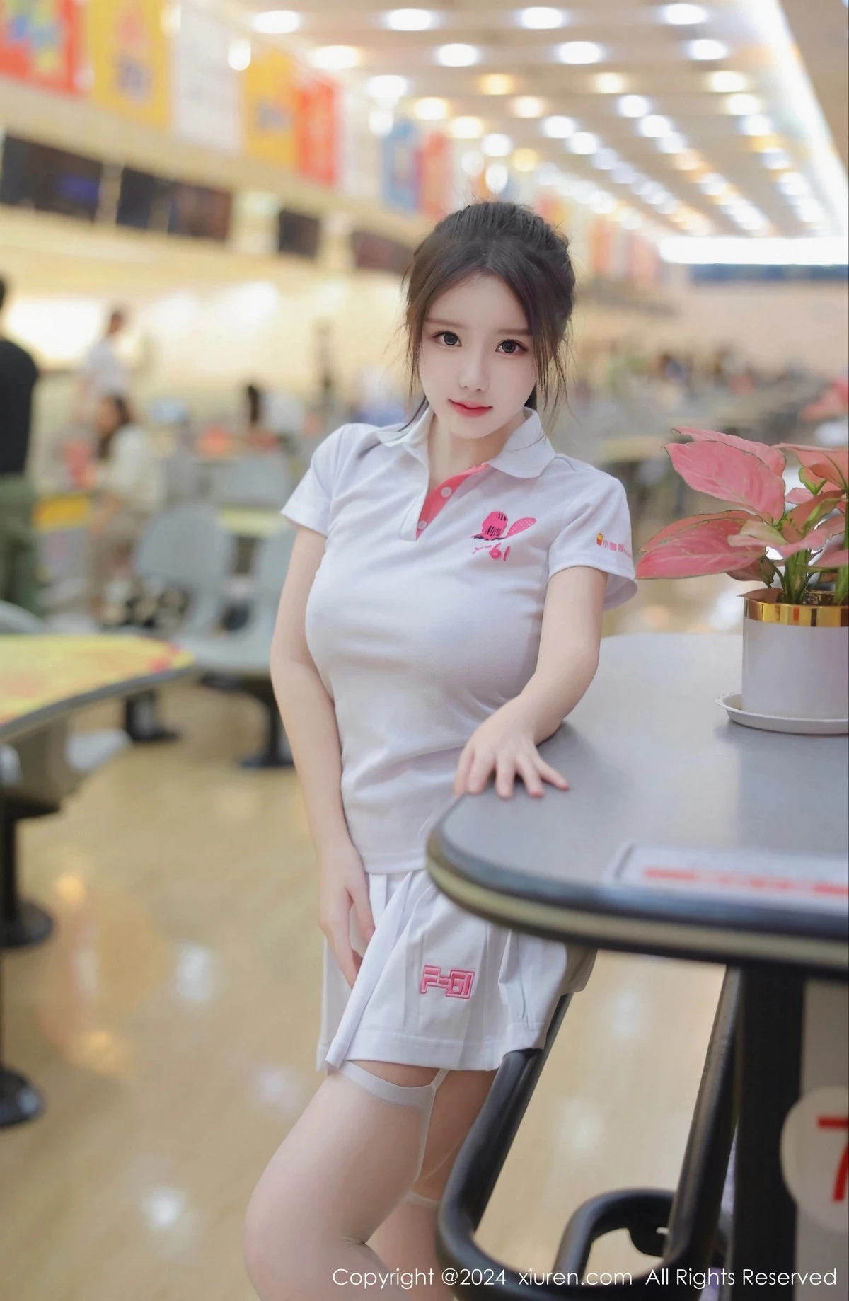 [[XiuRen秀人网]秀人网]No.8118_模特小薯条nienie球馆场景性感运动短裙套装秀丰腴身材诱惑写真80P