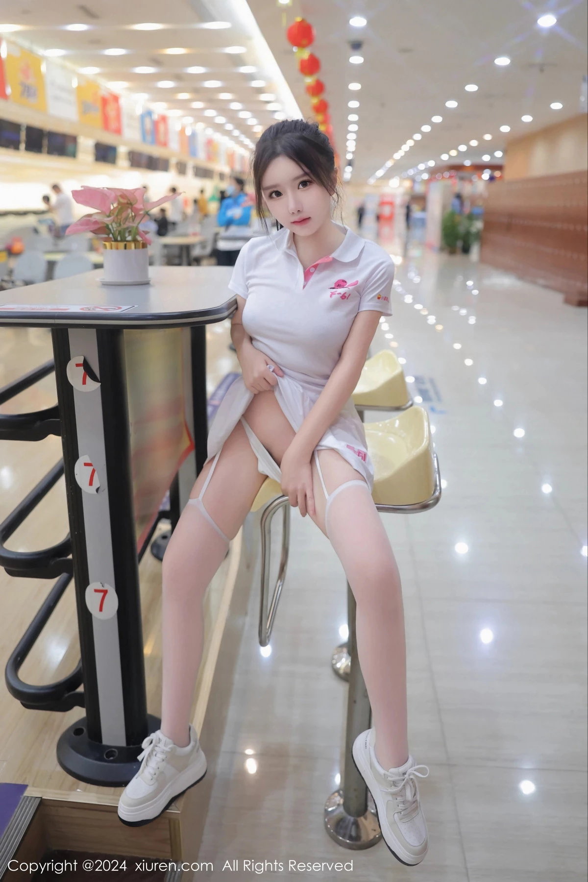 [[XiuRen秀人网]秀人网]No.8118_模特小薯条nienie球馆场景性感运动短裙套装秀丰腴身材诱惑写真80P