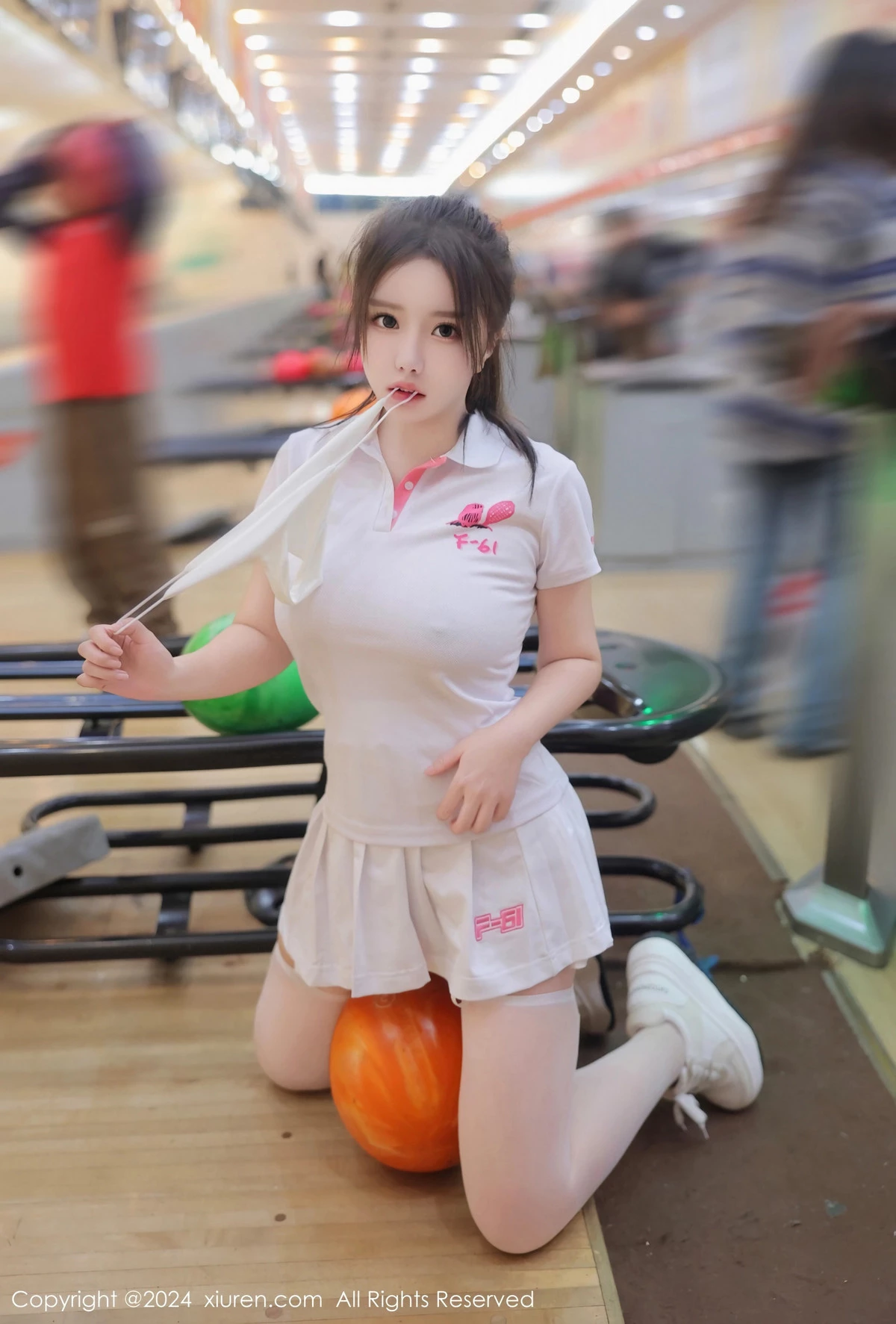 [[XiuRen秀人网]秀人网]No.8118_模特小薯条nienie球馆场景性感运动短裙套装秀丰腴身材诱惑写真80P