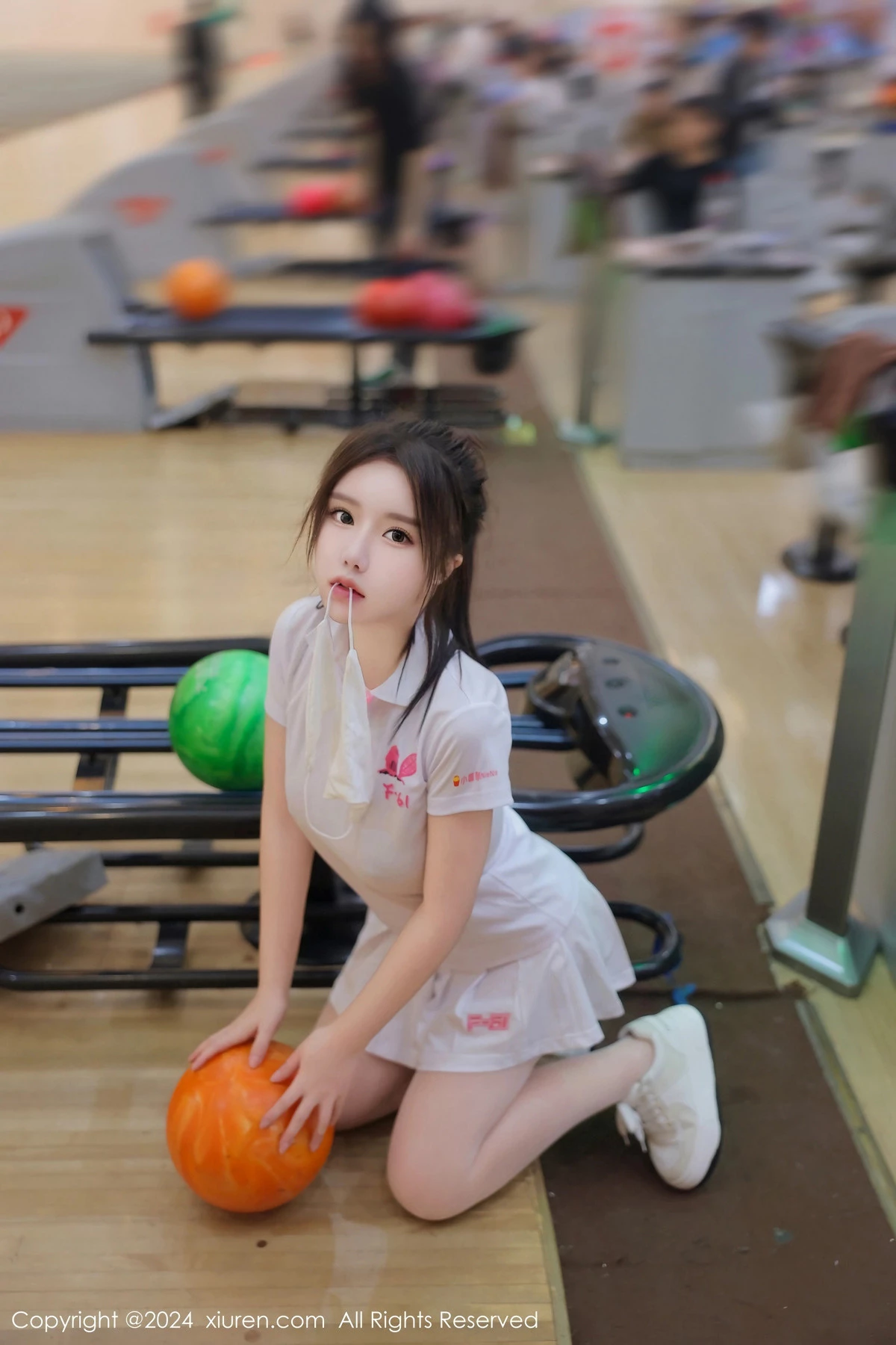 [[XiuRen秀人网]秀人网]No.8118_模特小薯条nienie球馆场景性感运动短裙套装秀丰腴身材诱惑写真80P