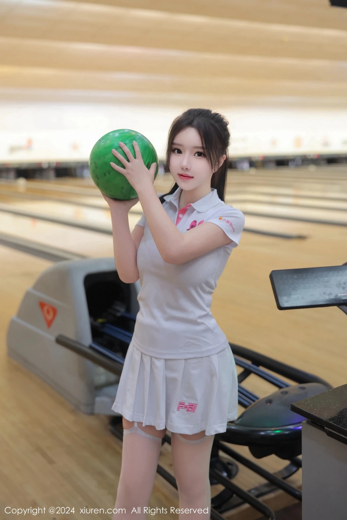 [[XiuRen秀人网]秀人网]No.8118_模特小薯条nienie球馆场景性感运动短裙套装秀丰腴身材诱惑写真80P