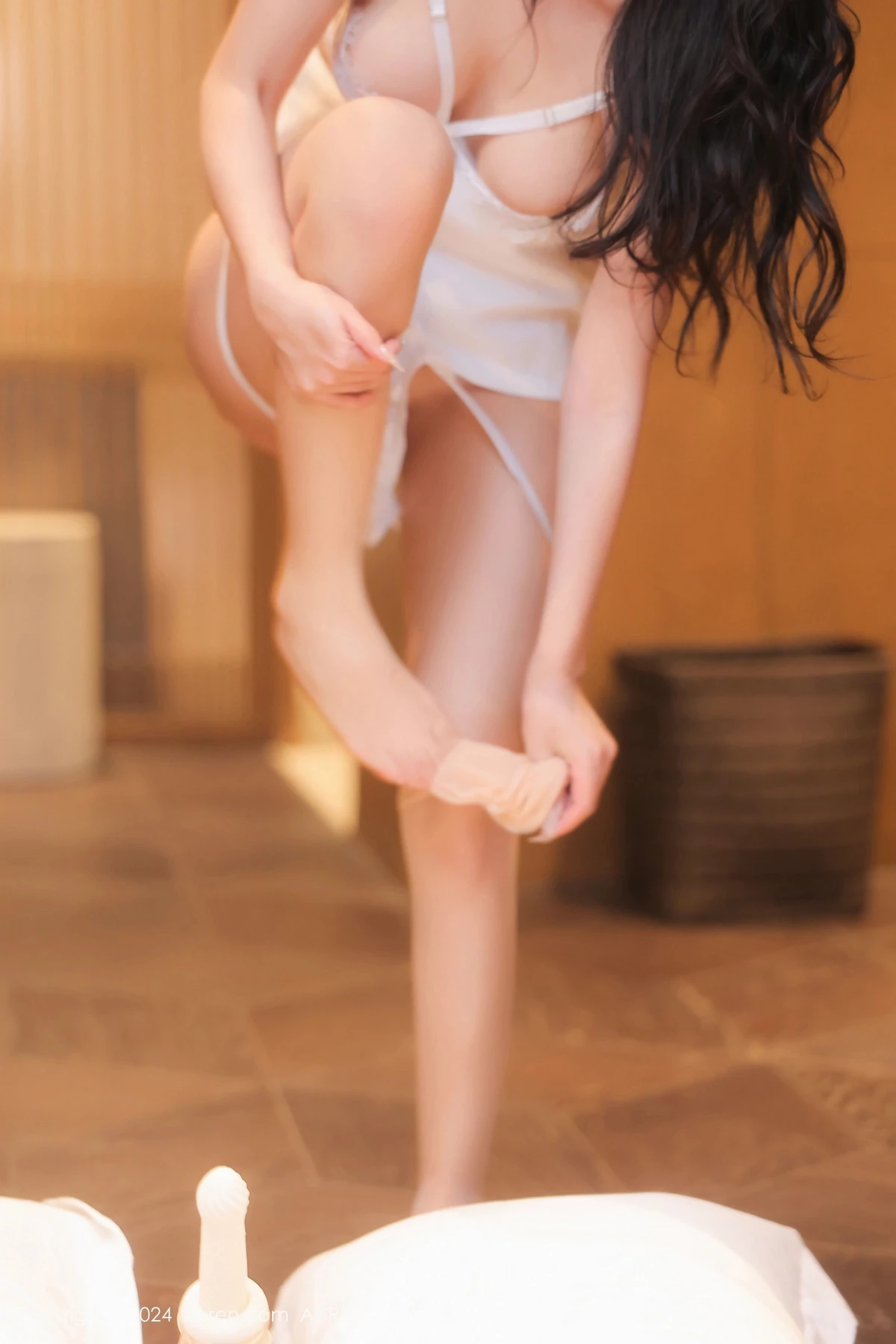 [[XiuRen秀人网]秀人网]No.8119_模特小泡芙winna性感白色连衣裙配油亮肉丝秀丰腴身材诱惑写真80P