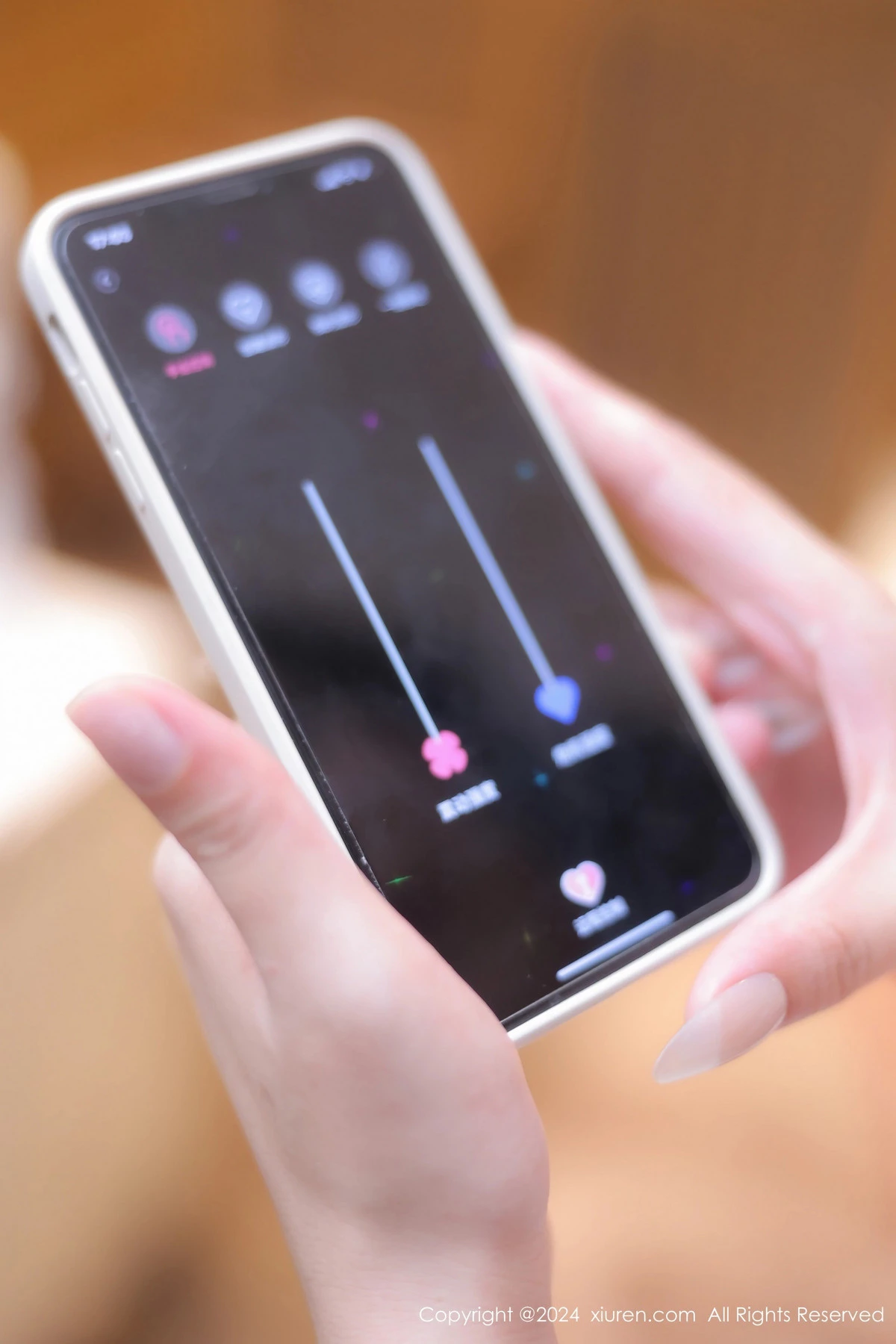 [[XiuRen秀人网]秀人网]No.8119_模特小泡芙winna性感白色连衣裙配油亮肉丝秀丰腴身材诱惑写真80P