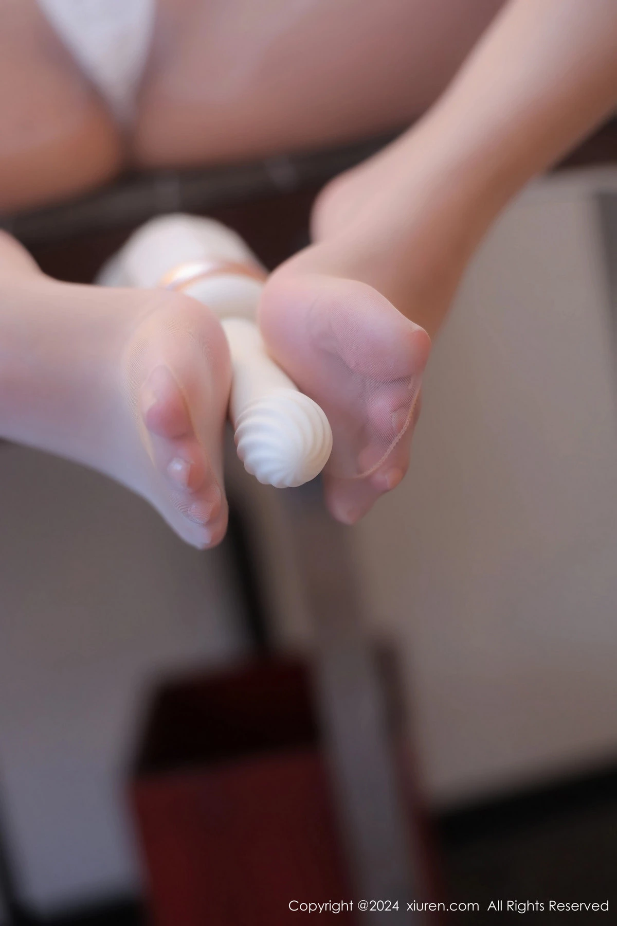 [[XiuRen秀人网]秀人网]No.8119_模特小泡芙winna性感白色连衣裙配油亮肉丝秀丰腴身材诱惑写真80P