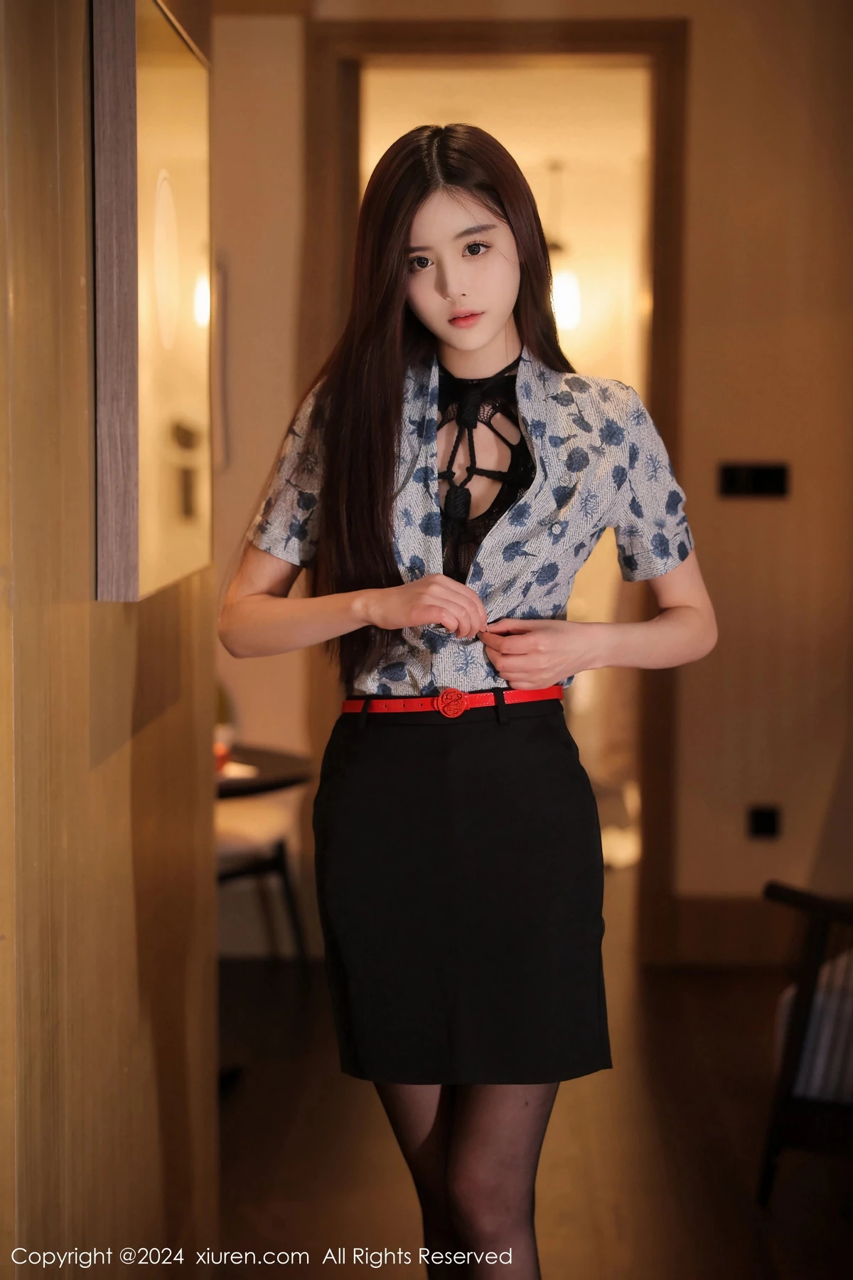 [[XiuRen秀人网]秀人网]No.8125_模特晚苏susu性感空姐制服露黑色蕾丝内衣配超薄黑丝魅惑写真81P