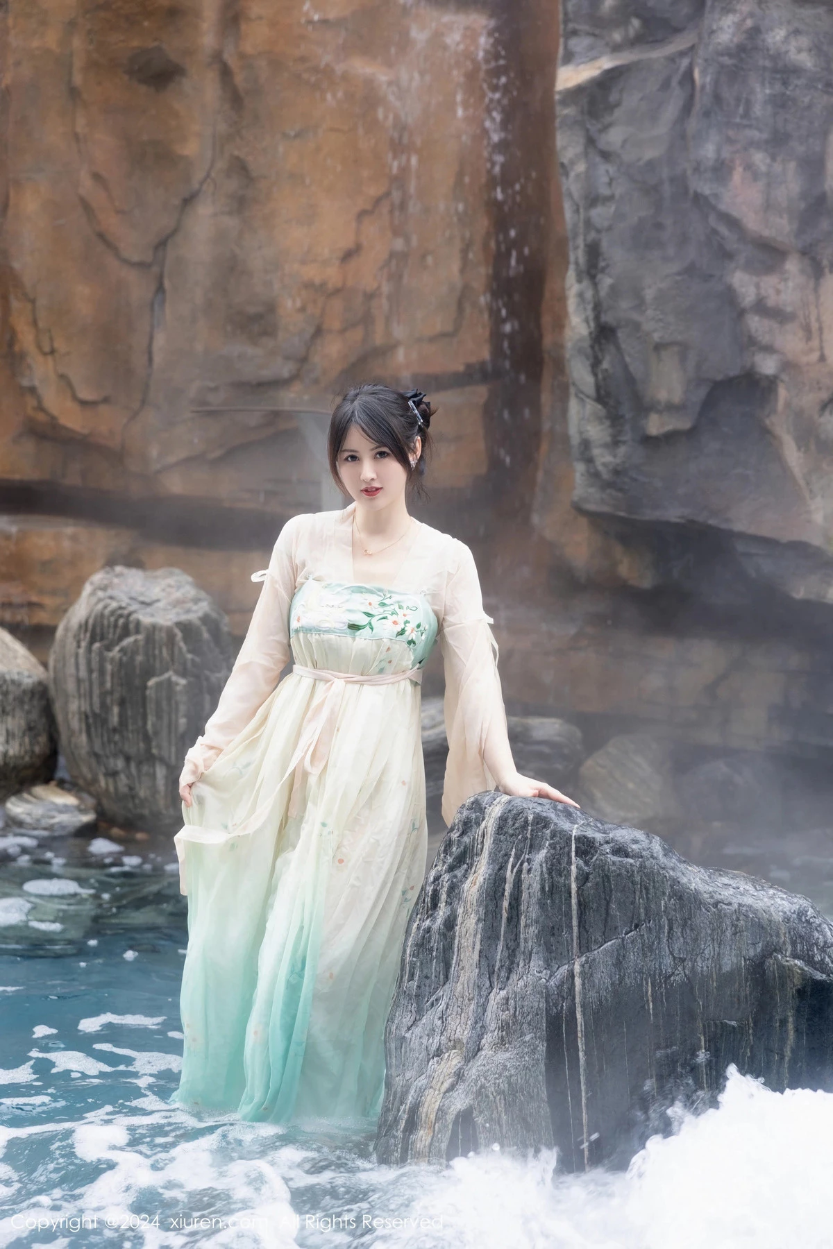 [[XiuRen秀人网]秀人网]No.8128_模特诗诗kiki浴室场景性感古装情趣服饰秀丰腴有致身材诱惑写真82P