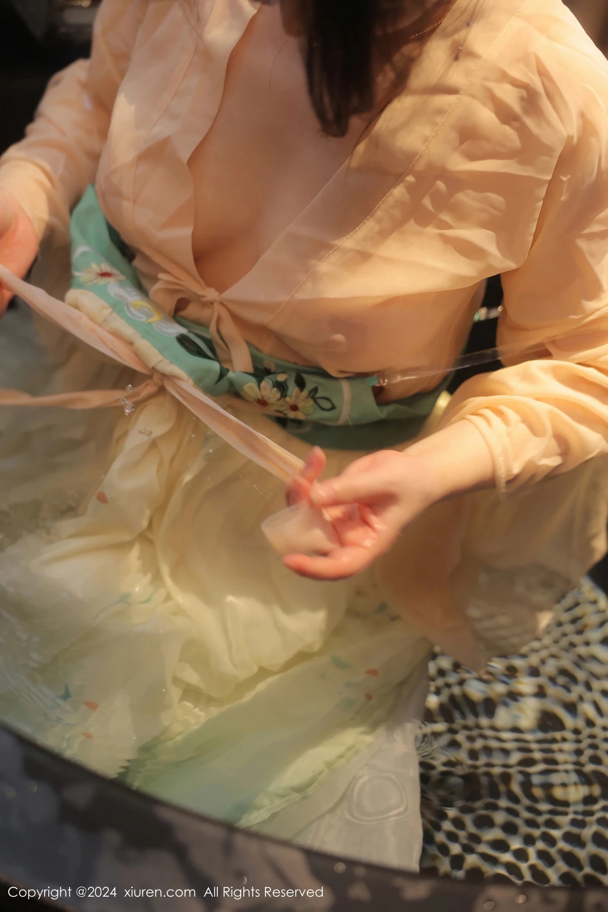 [[XiuRen秀人网]秀人网]No.8128_模特诗诗kiki浴室场景性感古装情趣服饰秀丰腴有致身材诱惑写真82P