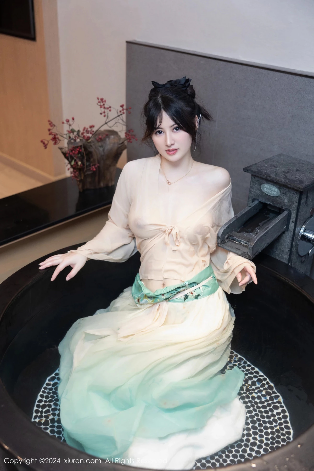 [[XiuRen秀人网]秀人网]No.8128_模特诗诗kiki浴室场景性感古装情趣服饰秀丰腴有致身材诱惑写真82P