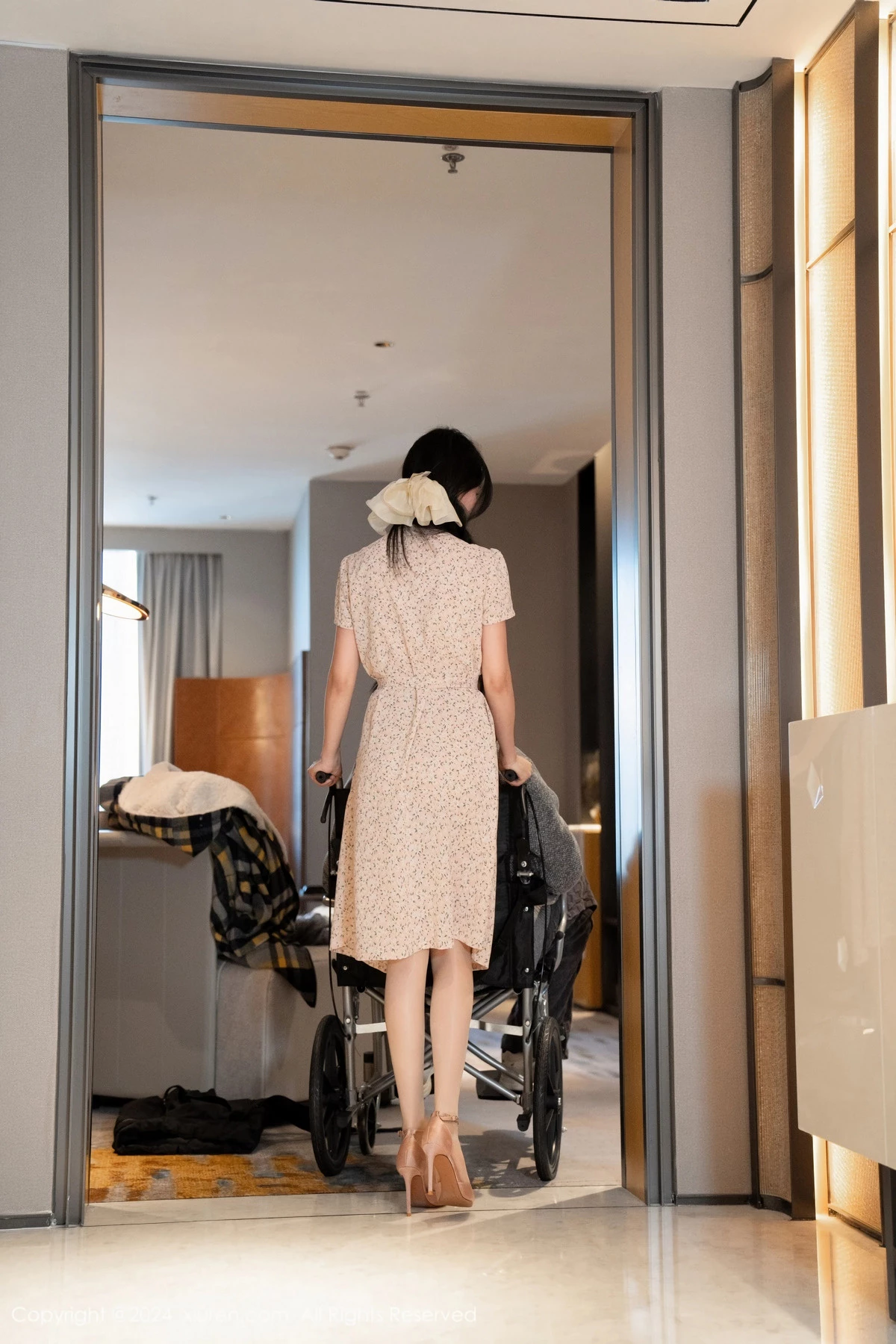 [[XiuRen秀人网]秀人网]No.8130_模特利世家政服务主题性感浅色连衣短裙露浅色内衣迷人诱惑写真90P