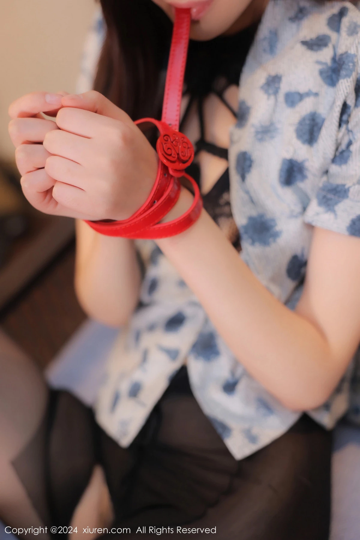 [[XiuRen秀人网]秀人网]No.8125_模特晚苏susu性感空姐制服露黑色蕾丝内衣配超薄黑丝魅惑写真81P