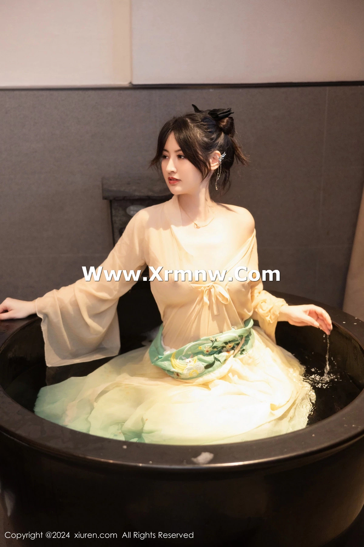 [[XiuRen秀人网]秀人网]No.8128_模特诗诗kiki浴室场景性感古装情趣服饰秀丰腴有致身材诱惑写真82P