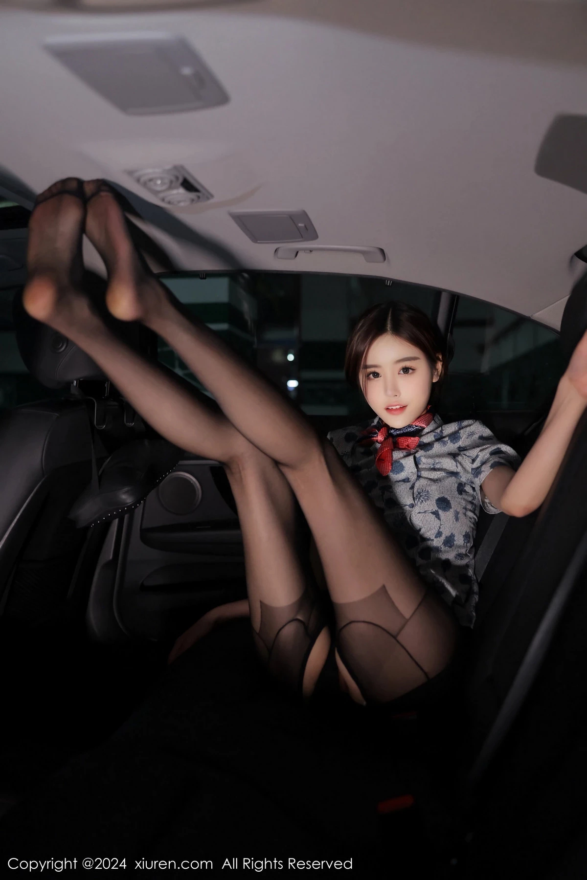 [[XiuRen秀人网]秀人网]No.8125_模特晚苏susu性感空姐制服露黑色蕾丝内衣配超薄黑丝魅惑写真81P