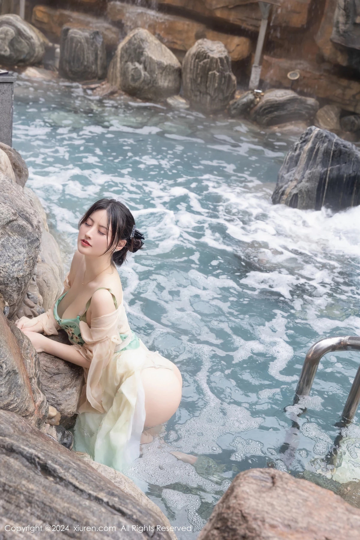 [[XiuRen秀人网]秀人网]No.8128_模特诗诗kiki浴室场景性感古装情趣服饰秀丰腴有致身材诱惑写真82P