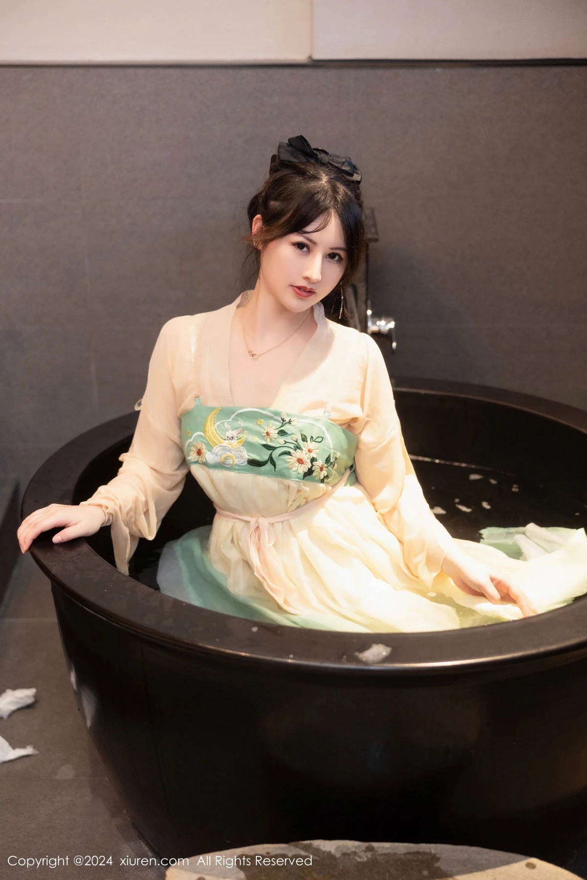 [[XiuRen秀人网]秀人网]No.8128_模特诗诗kiki浴室场景性感古装情趣服饰秀丰腴有致身材诱惑写真82P