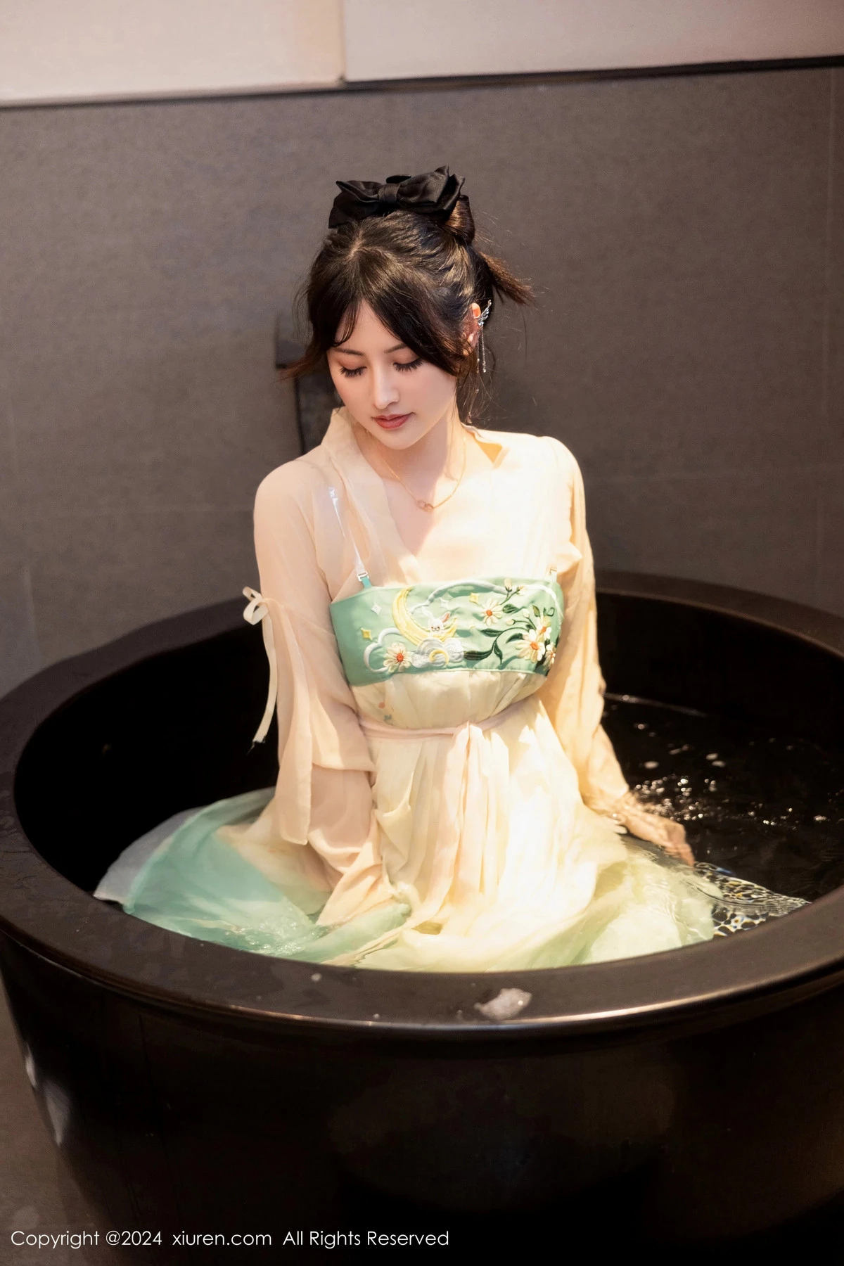 [[XiuRen秀人网]秀人网]No.8128_模特诗诗kiki浴室场景性感古装情趣服饰秀丰腴有致身材诱惑写真82P