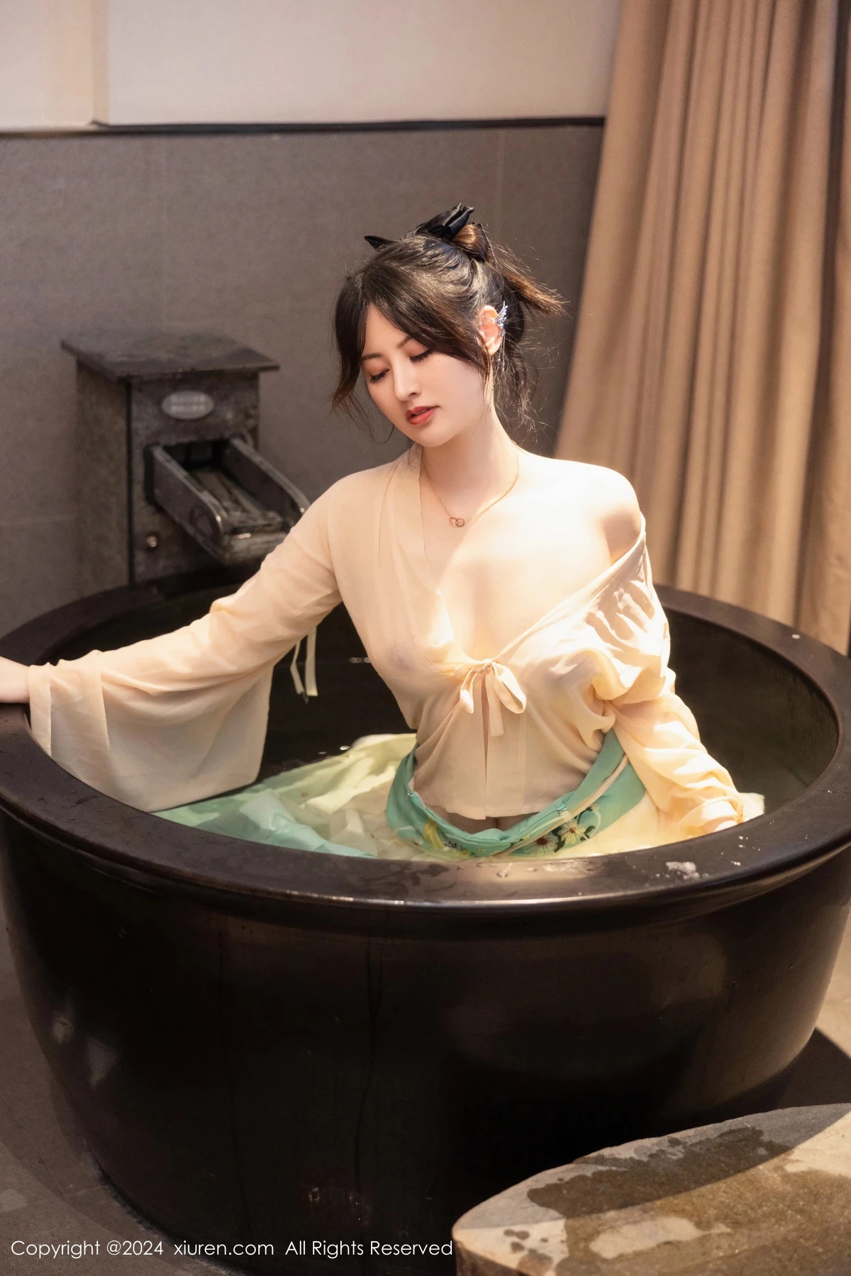 [[XiuRen秀人网]秀人网]No.8128_模特诗诗kiki浴室场景性感古装情趣服饰秀丰腴有致身材诱惑写真82P