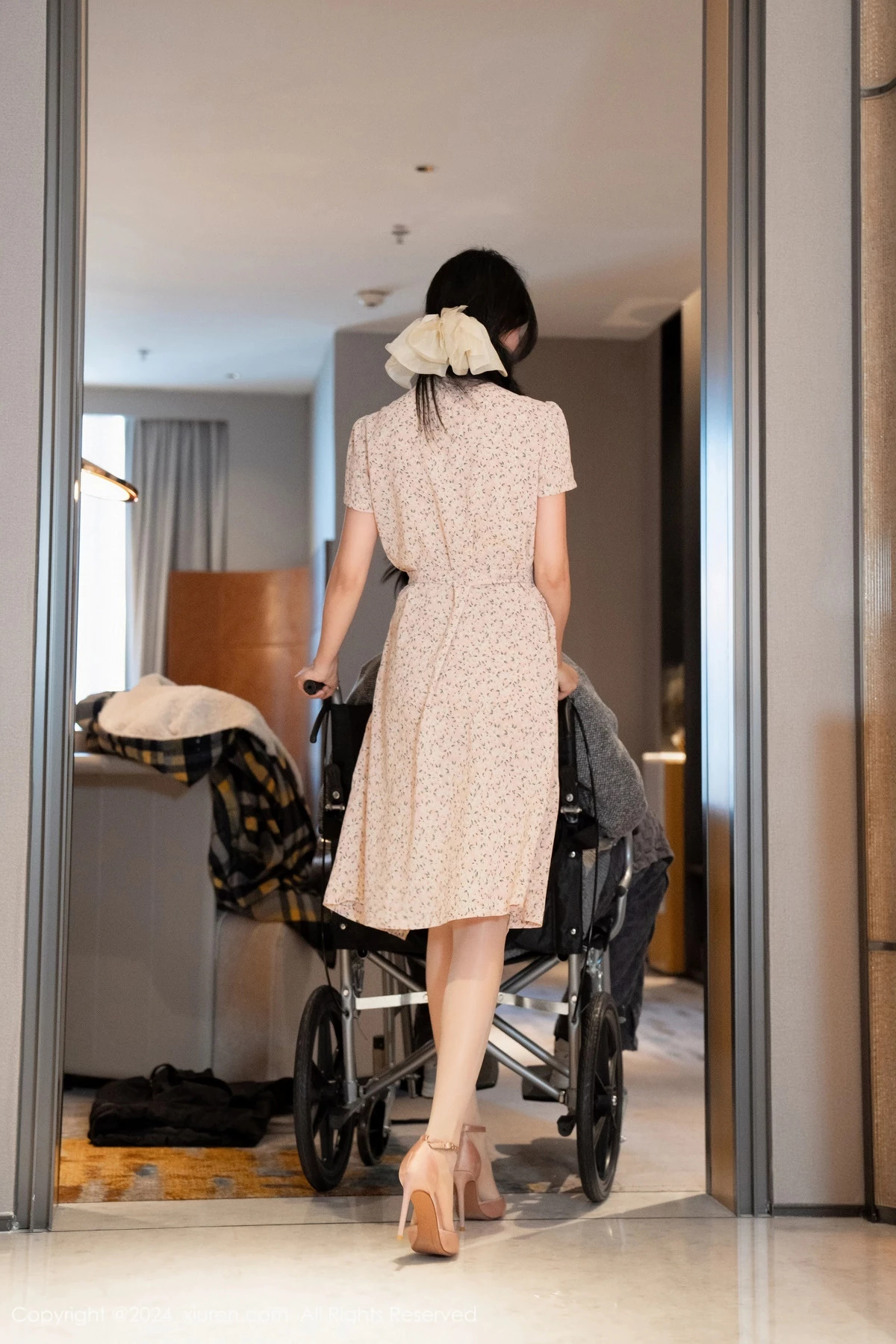 [[XiuRen秀人网]秀人网]No.8130_模特利世家政服务主题性感浅色连衣短裙露浅色内衣迷人诱惑写真90P