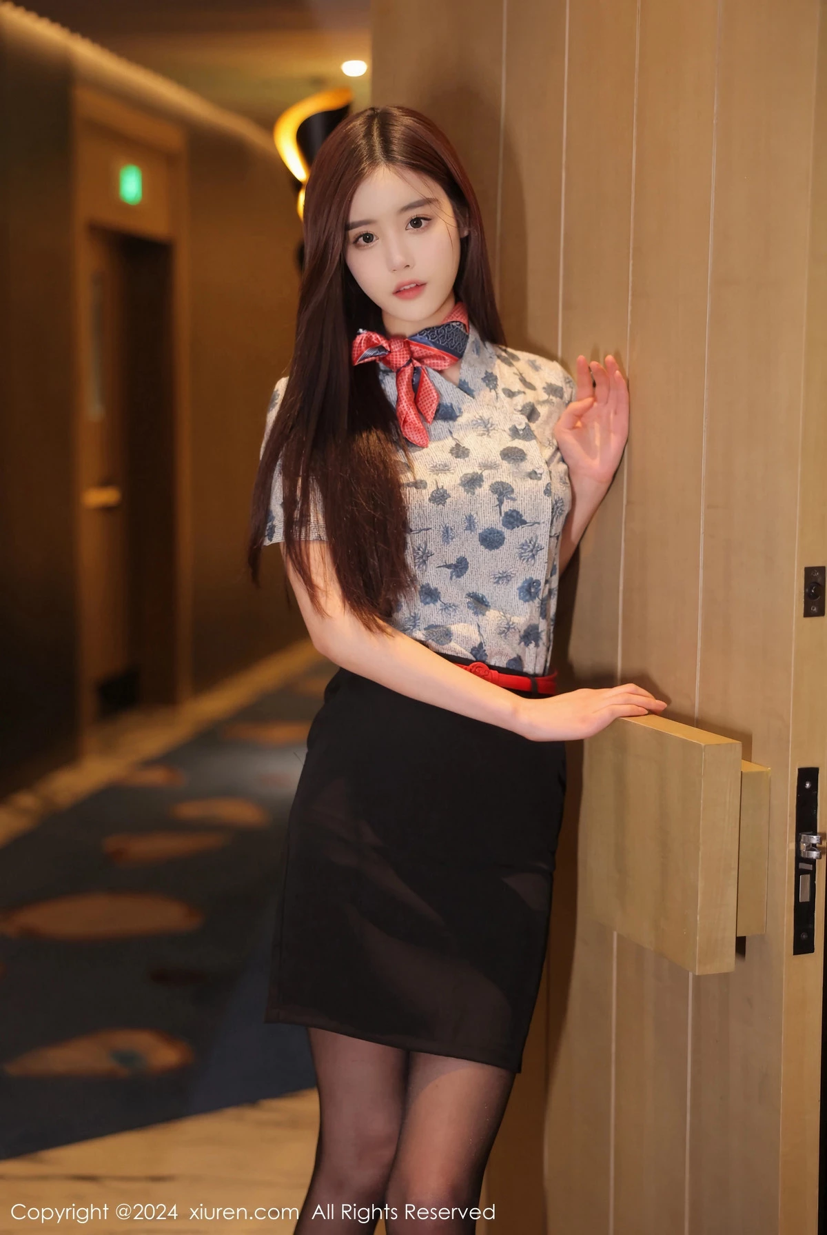 [[XiuRen秀人网]秀人网]No.8125_模特晚苏susu性感空姐制服露黑色蕾丝内衣配超薄黑丝魅惑写真81P