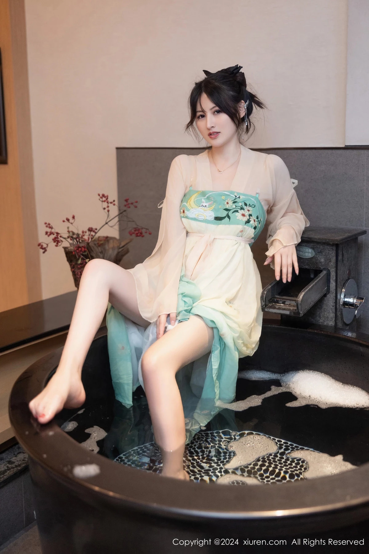[[XiuRen秀人网]秀人网]No.8128_模特诗诗kiki浴室场景性感古装情趣服饰秀丰腴有致身材诱惑写真82P