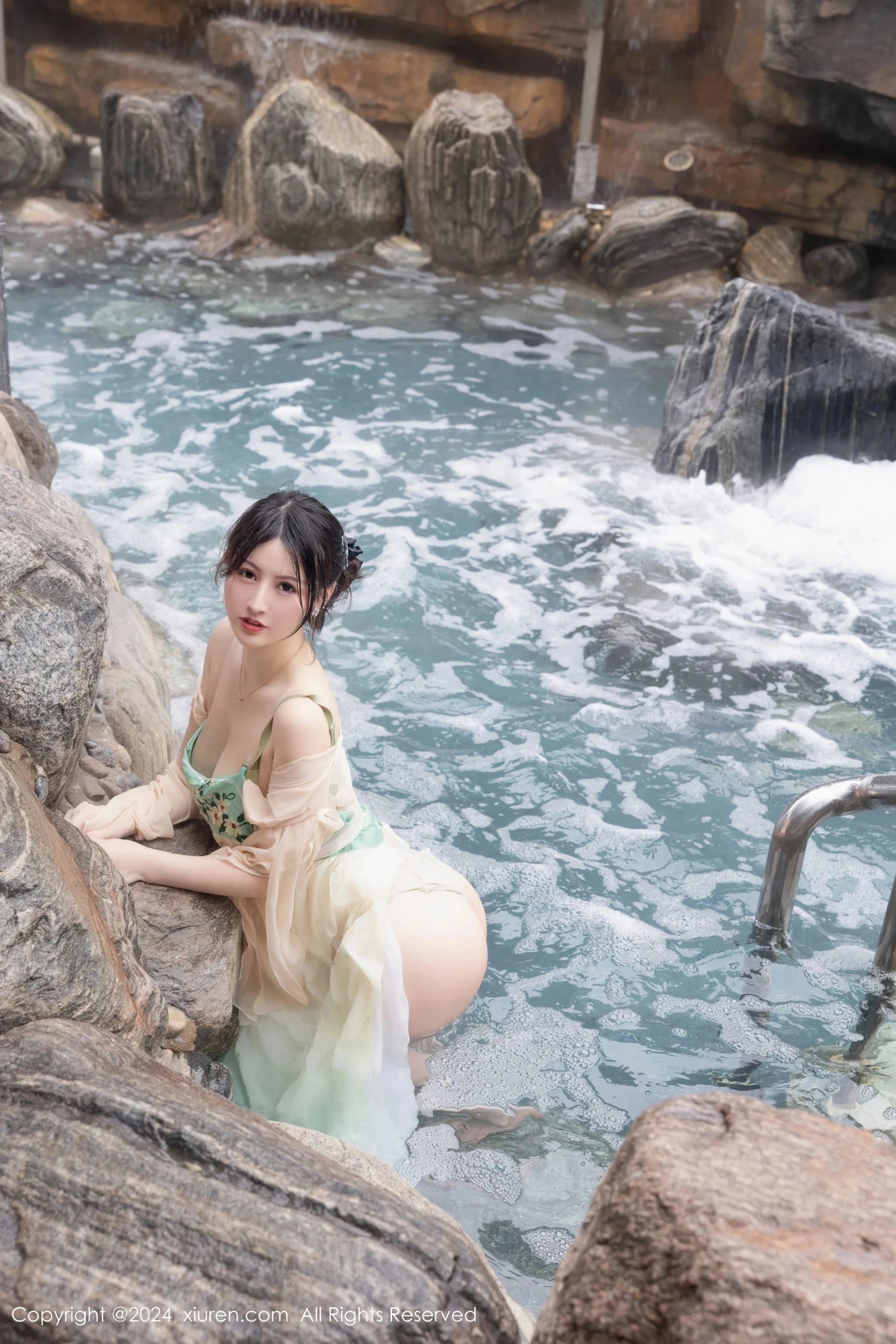 [[XiuRen秀人网]秀人网]No.8128_模特诗诗kiki浴室场景性感古装情趣服饰秀丰腴有致身材诱惑写真82P