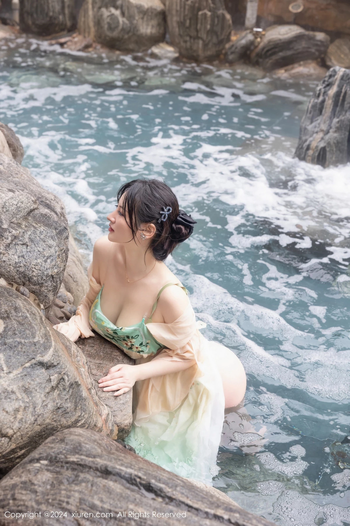 [[XiuRen秀人网]秀人网]No.8128_模特诗诗kiki浴室场景性感古装情趣服饰秀丰腴有致身材诱惑写真82P